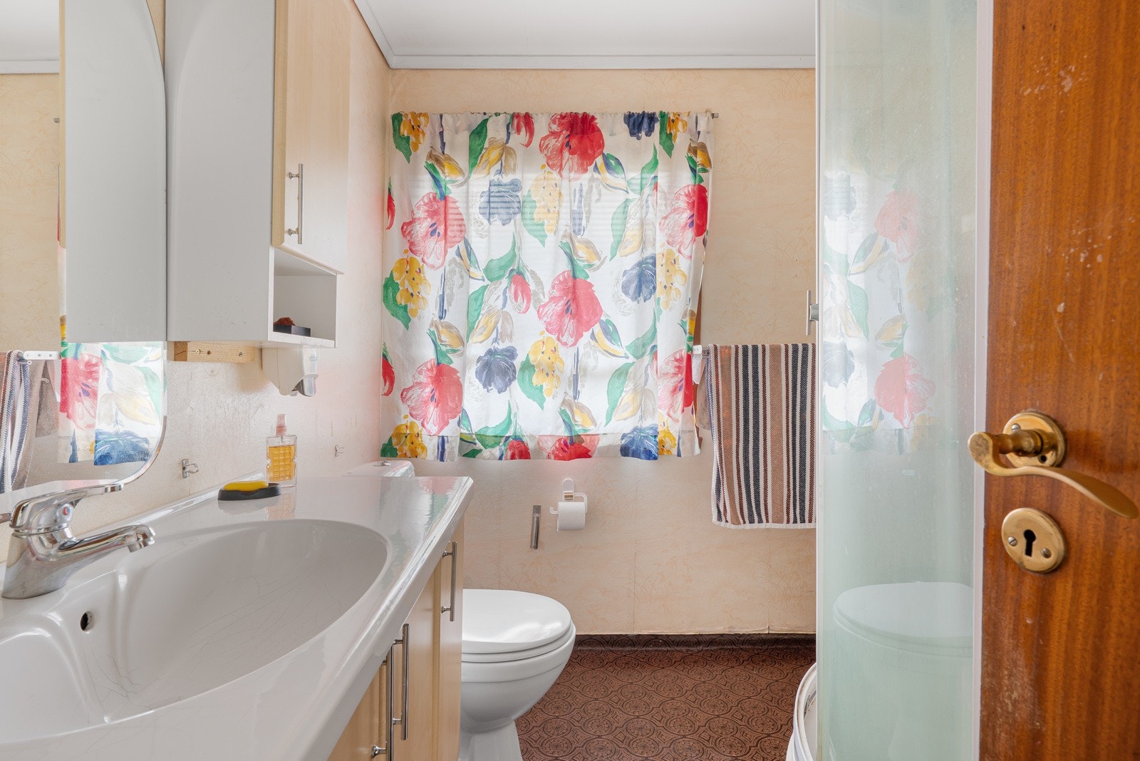 Bad 2. etasje (4,6 m²) med belegg på gulv og baderomsplater på vegger. Innredet med toalett, dusjkabinett og servant-møblement med speil. Galleribilde