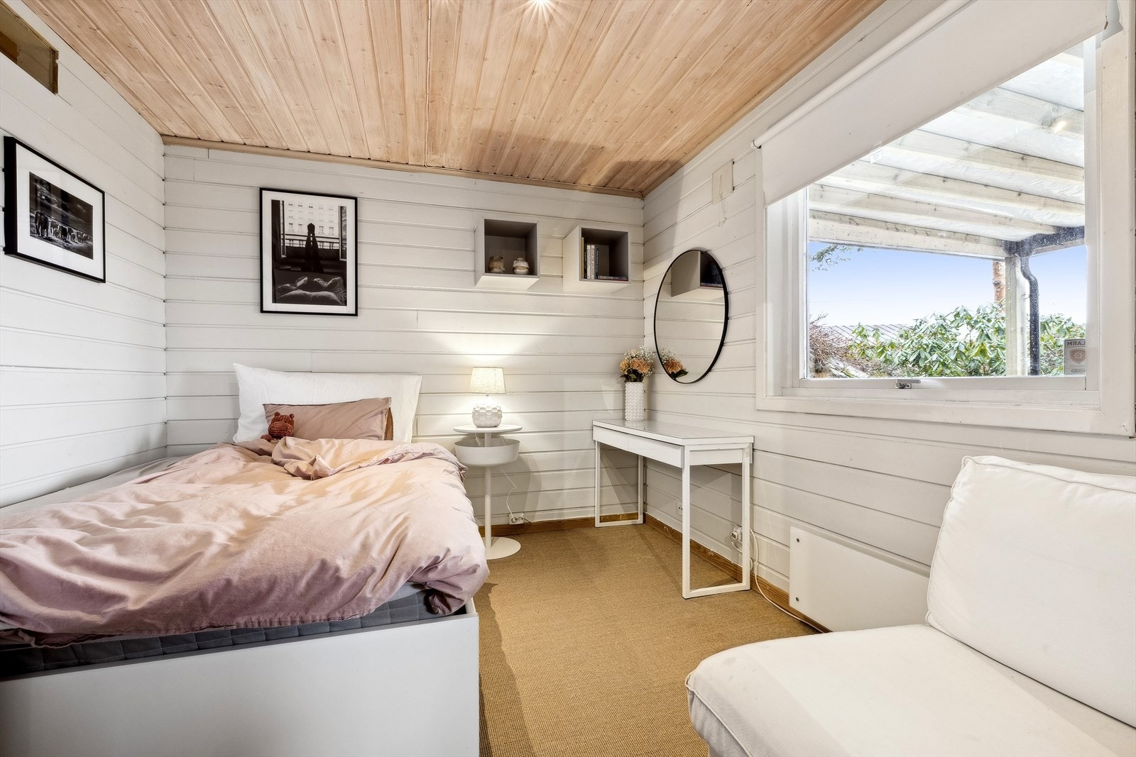 Det gjøres oppmerksom på at boligen i dag er innredet med fire soverom og et kontor, men at to av rommene i underetasjen er godkjent som et disponibelt rom og omgjort til soverom/kontor. Galleribilde