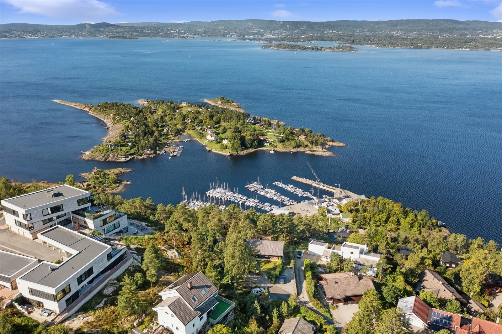 Her får du kort vei til flere dagligvareforretninger, et treningssenter, en frisør og Tangen Senter, som tilbyr et bredt utvalg av servicetilbud. Galleribilde