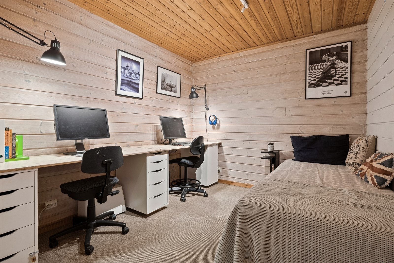Rom innredet som kontor/soverom. Galleribilde