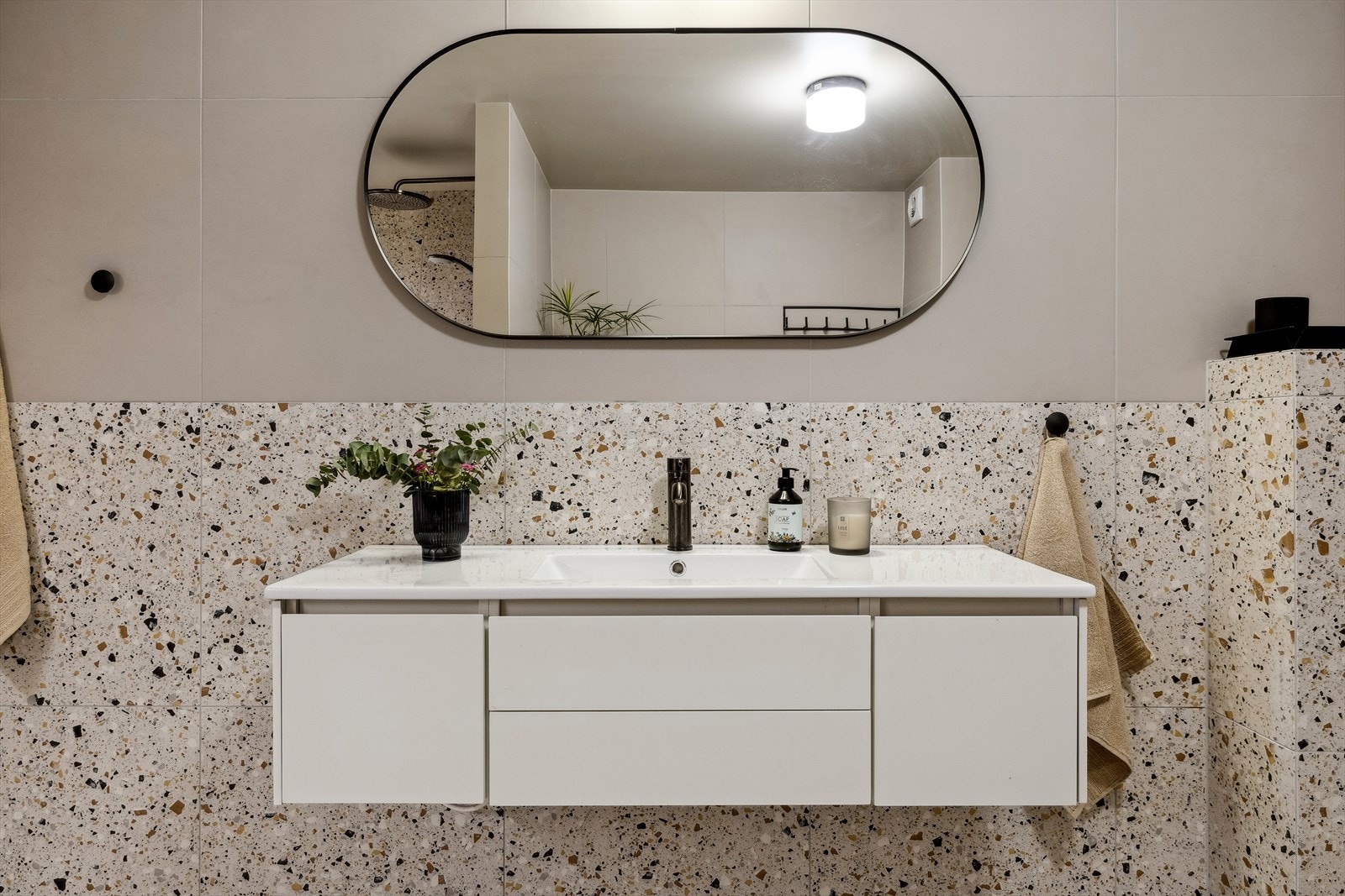 Badet består av en sømløs blanding av farger og materialer som komplementerer hverandre. Galleribilde
