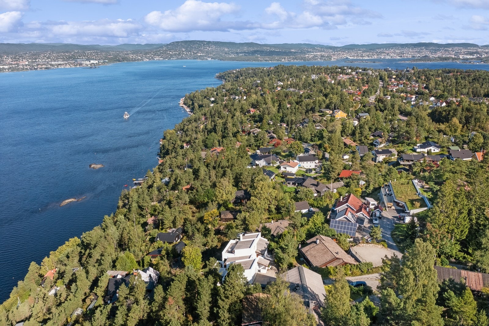 Eiendommen ligger i et meget attraktivt og barnevennlig boligområde på Varden i Nesodden kommune. Galleribilde