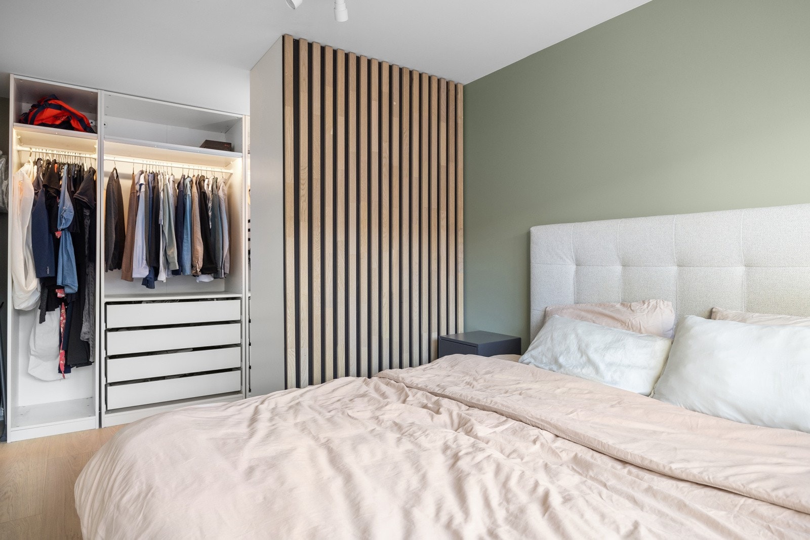 - Plass til dobbeltseng, nattbord, kontorpult etc - Galleribilde