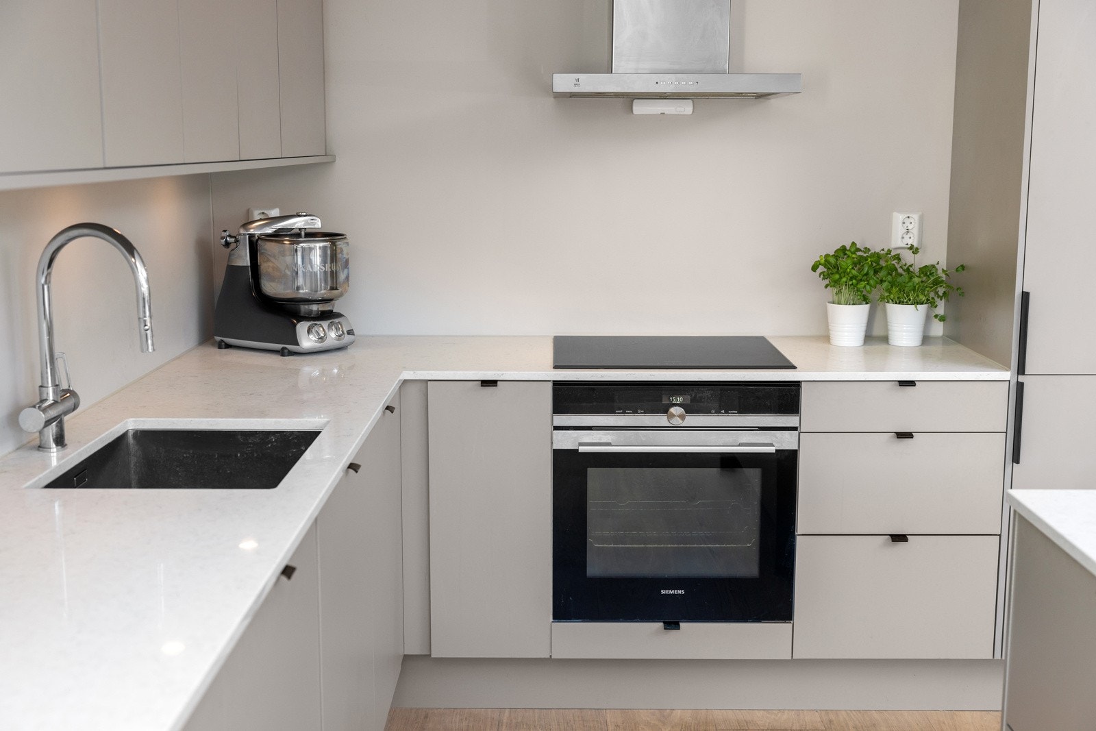 - Ventilator over induksjonstopp og lys under overskap - Galleribilde