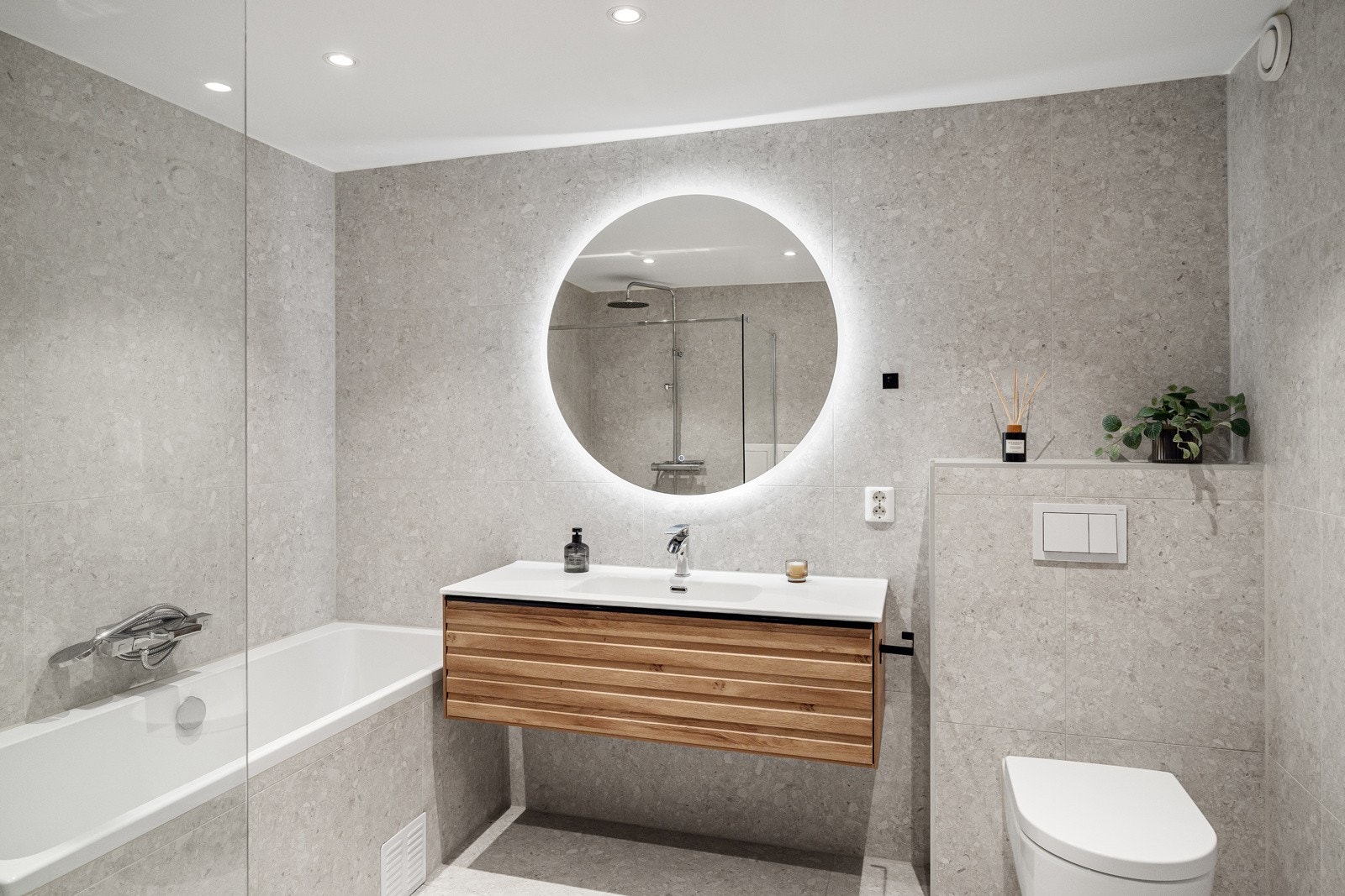 - Stort, tidsriktig bad fra 2021 - Galleribilde