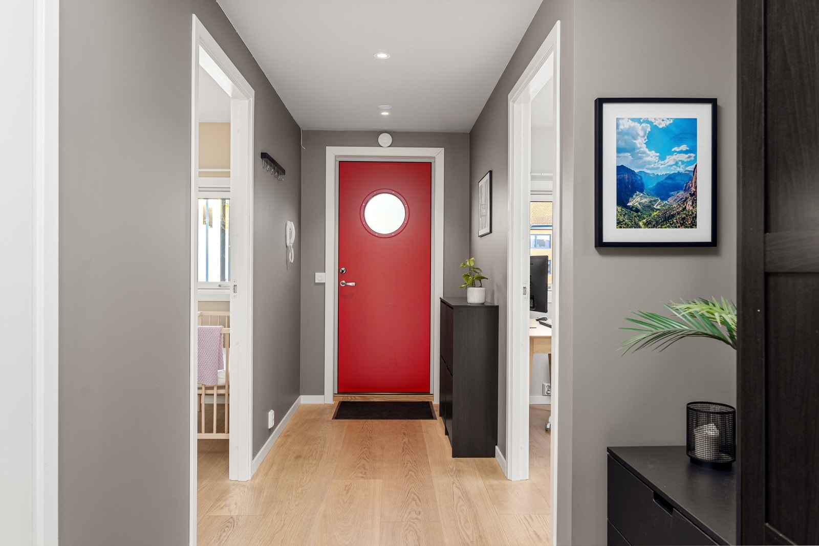 - Entréen har dørtelefon med åpner og sikringsskap med automatsikringer - Galleribilde