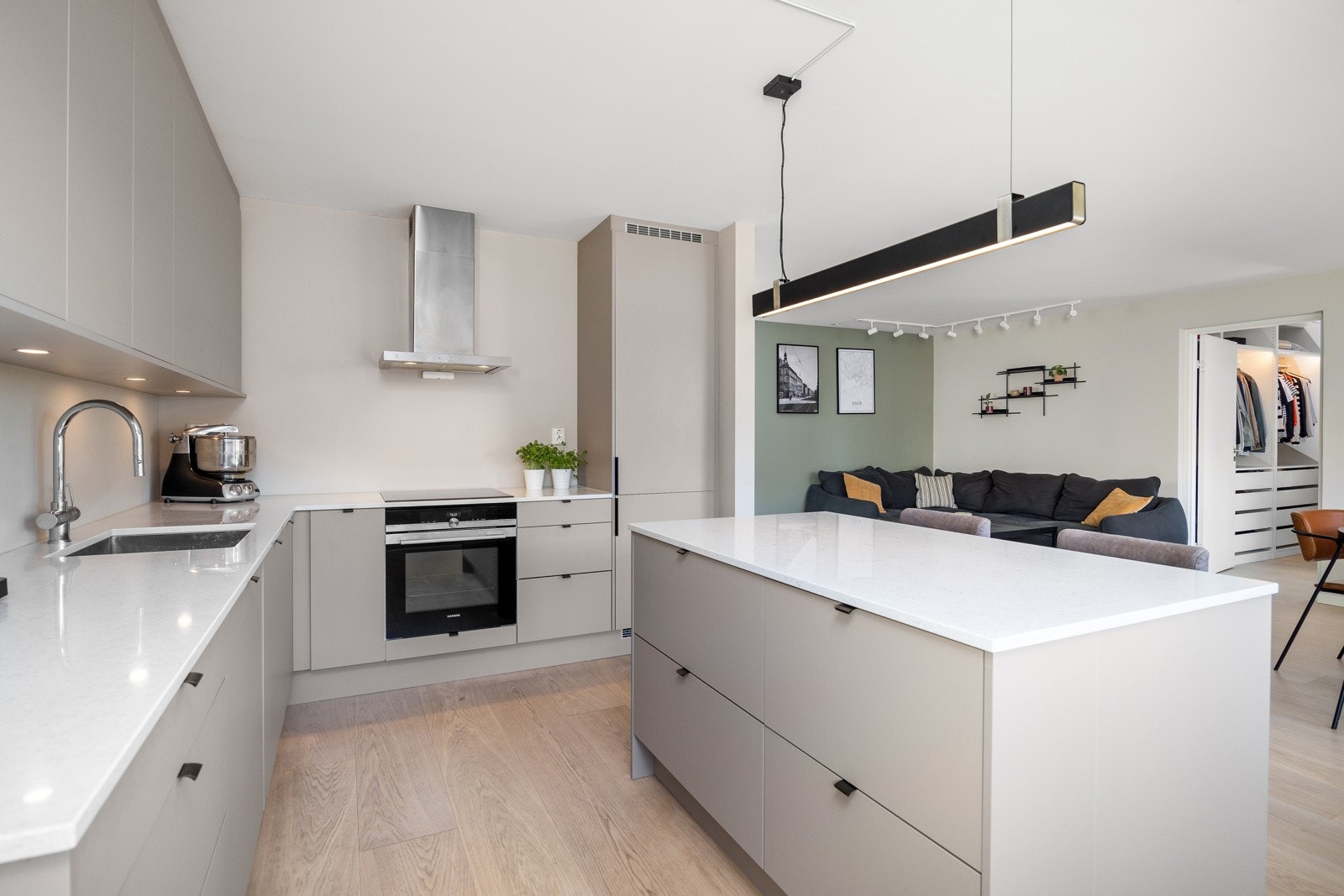 - Delikat innredning fra 2021 med glatte fronter og svært god skap- og benkeplass - Galleribilde