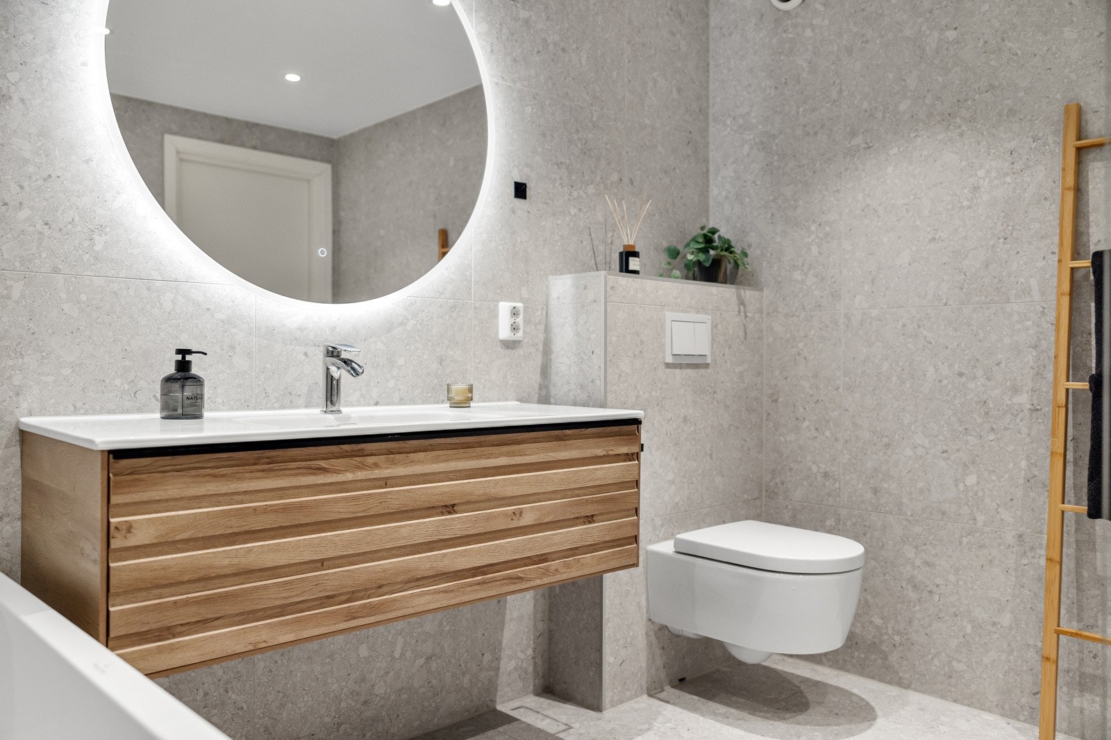 - Ellers er det vegghengt toalett, servant med skap og speil med lys - Galleribilde