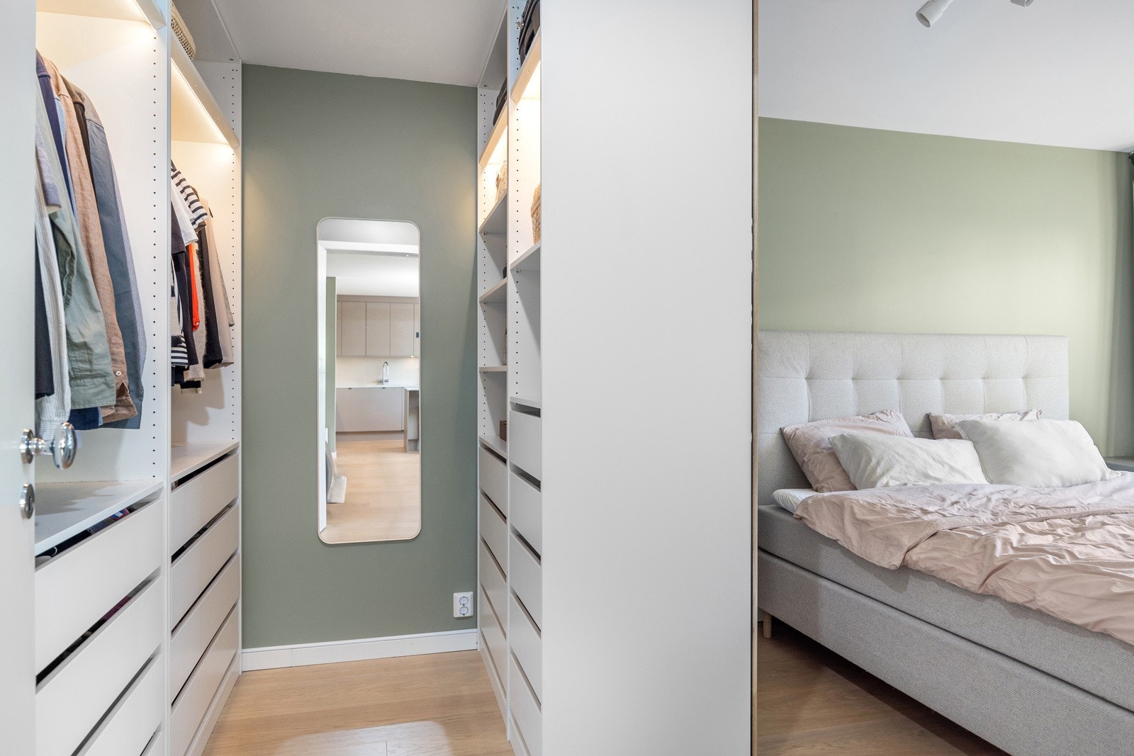 - Praktisk garderobeløsning i hovedsoverom - Galleribilde