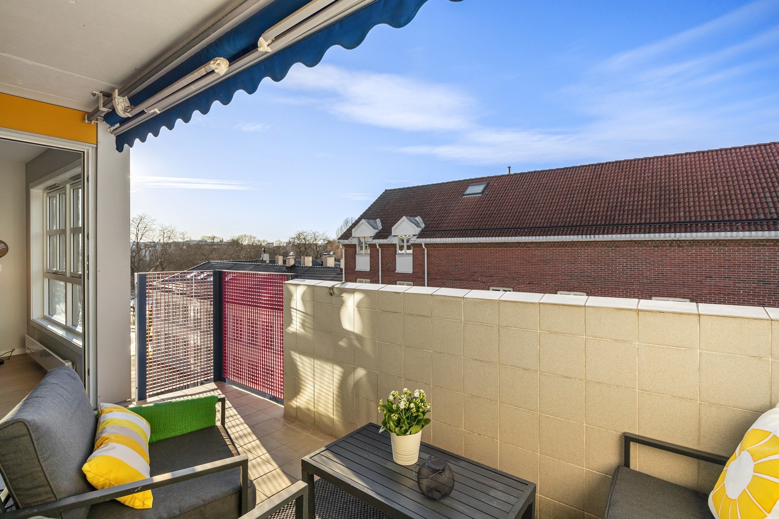 - Utgang fra stue til 8 m² solrik, nordvestvendt balkong med markise - Galleribilde