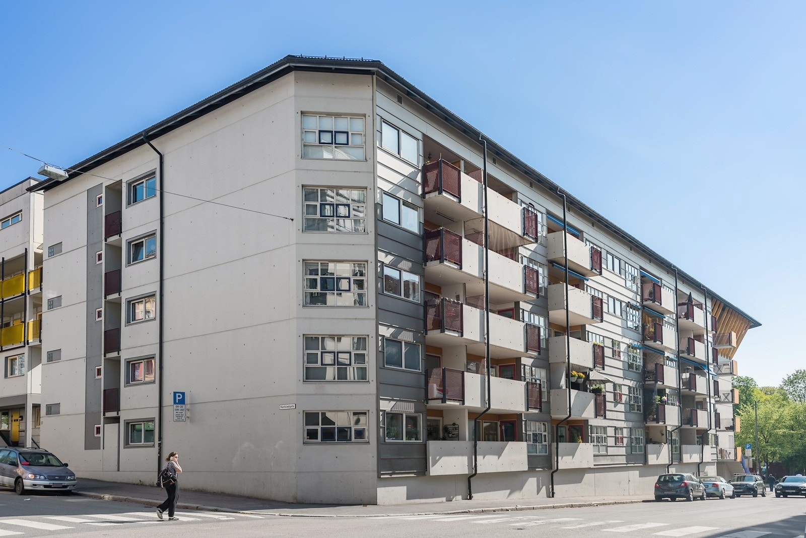 - Fasade mot gate. Leligheten er gjennomgående og ligger i 5. etg (topp) - Galleribilde