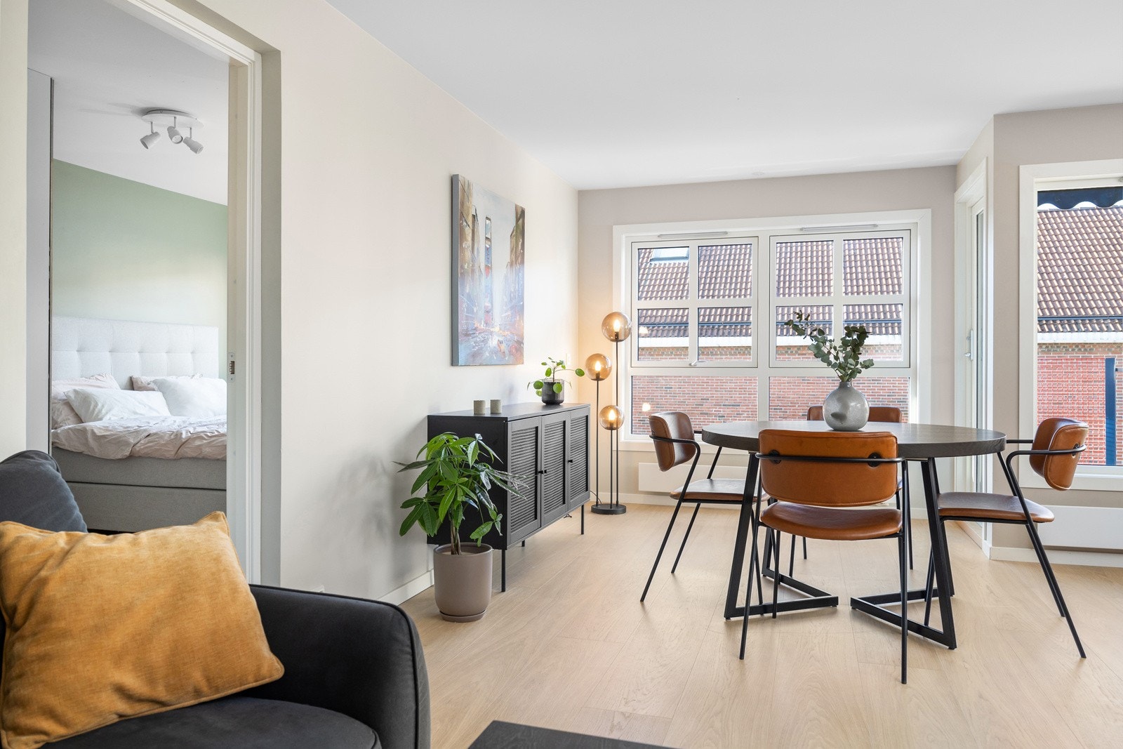 - Nye 3-lags vinduer og balkongdør fra 2024 som gir svært gode lysforhold, men små muligheter for innsyn - Galleribilde