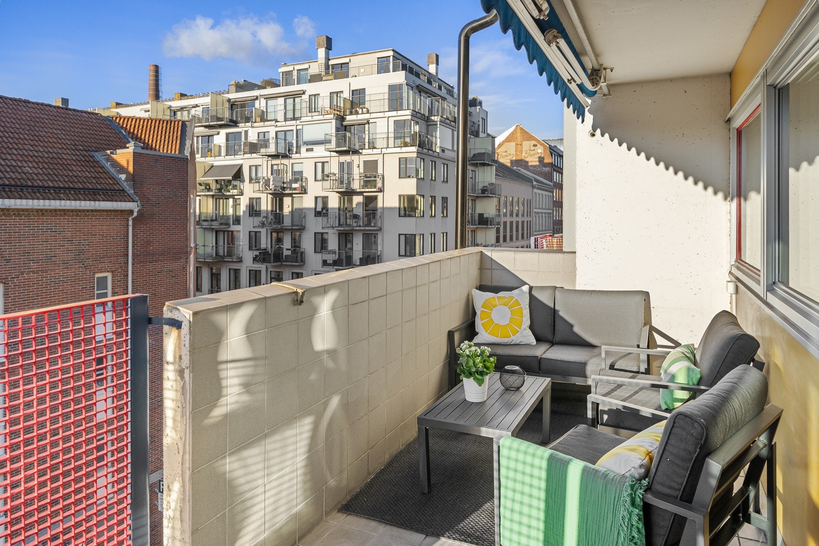 - God plass til sittegruppe, grill og beplantning - Galleribilde