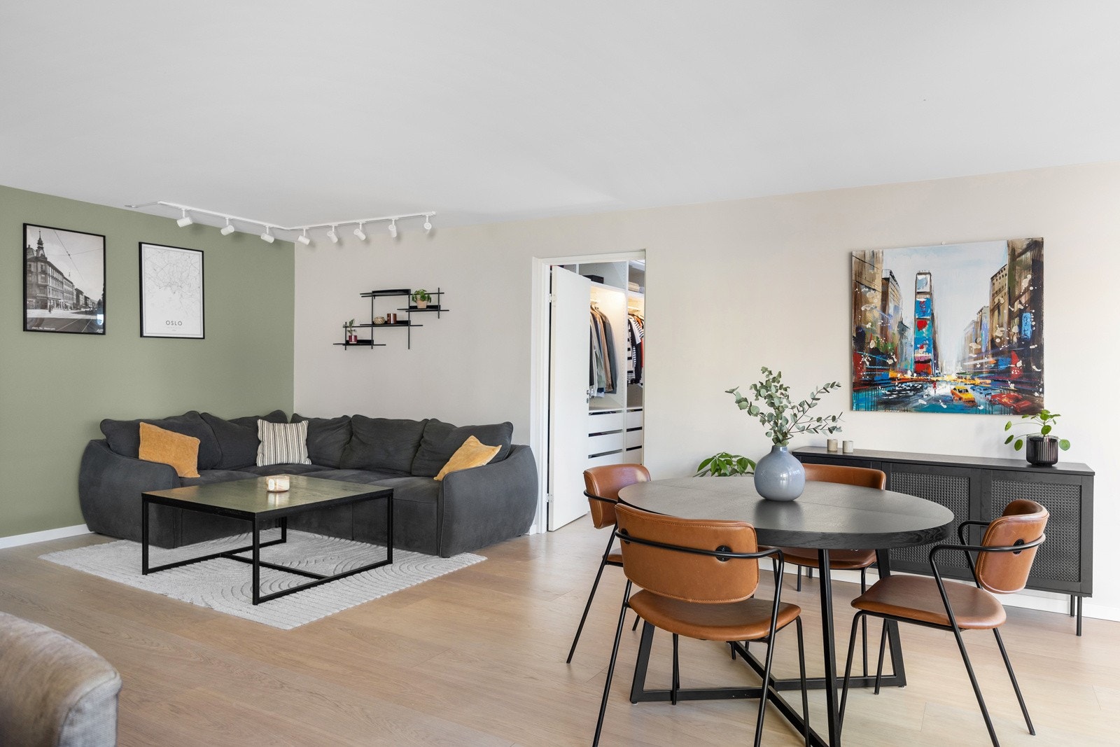 - Romslig stue med god plass til sittegruppe, spisebord, bokhyller og reoler - Galleribilde