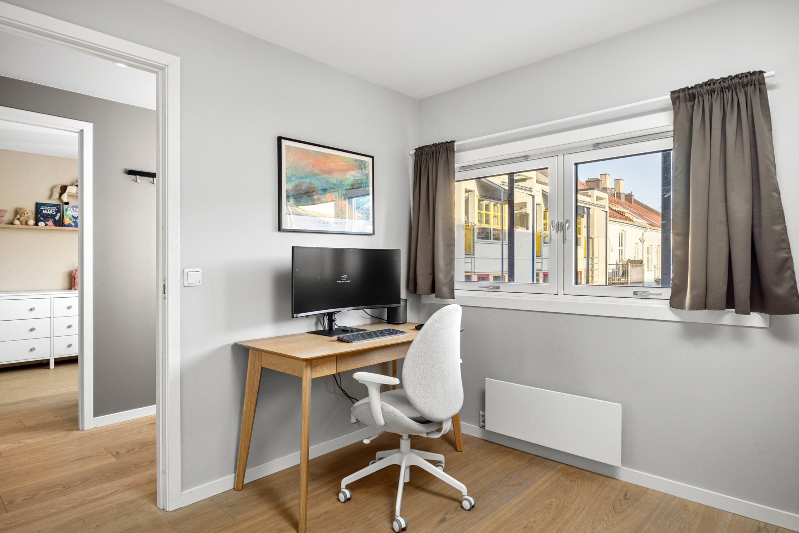 - Soverom II har plass til seng, nattbord, kontorpult etc - Galleribilde