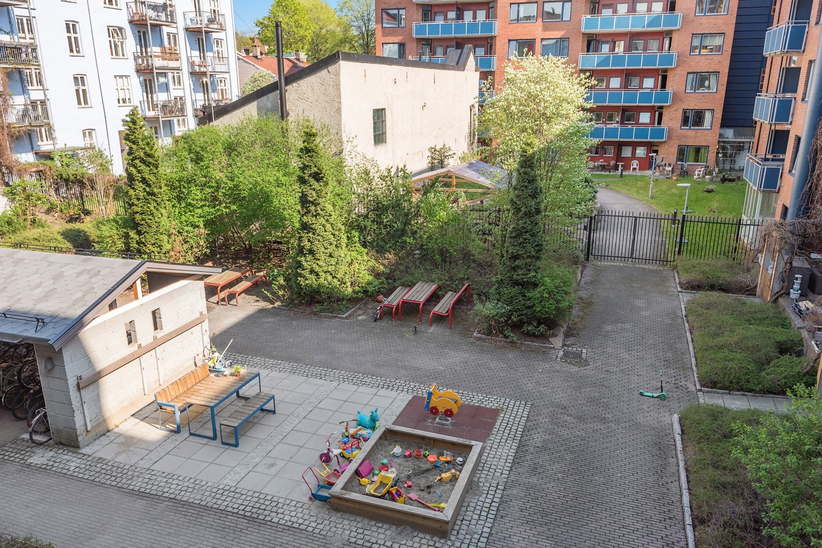 - Sommerbilde av indre gårdsrom - Galleribilde