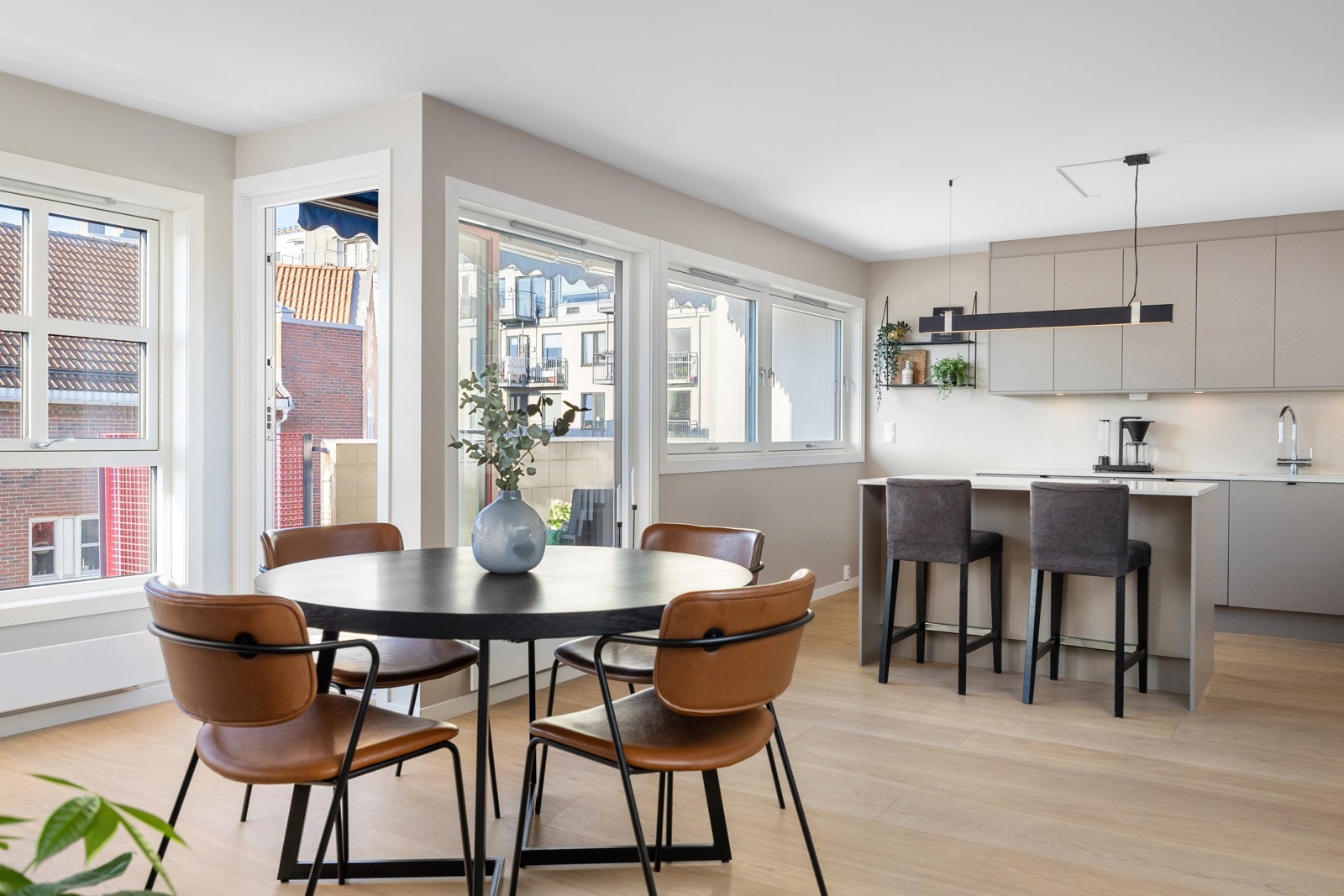 - Hele leiligheten ble modernisert 2021 med bl.a nye gulv og modernisering av alle overflater - Galleribilde