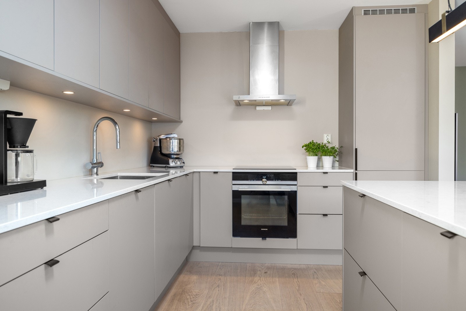 - Integrert stekeovn, induksjonstopp, oppvaskmaskin og kjøl-/ fryseskap - Galleribilde