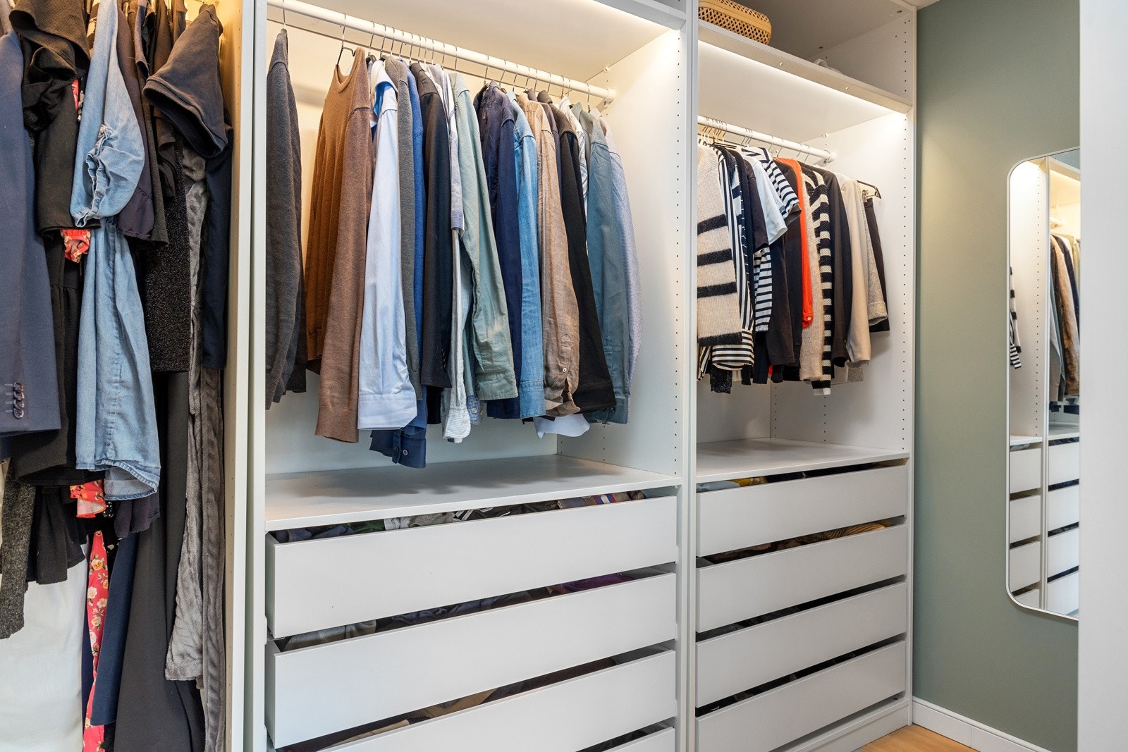 - Stor garderobeløsning med innfelte LED-lys medfølger - Galleribilde