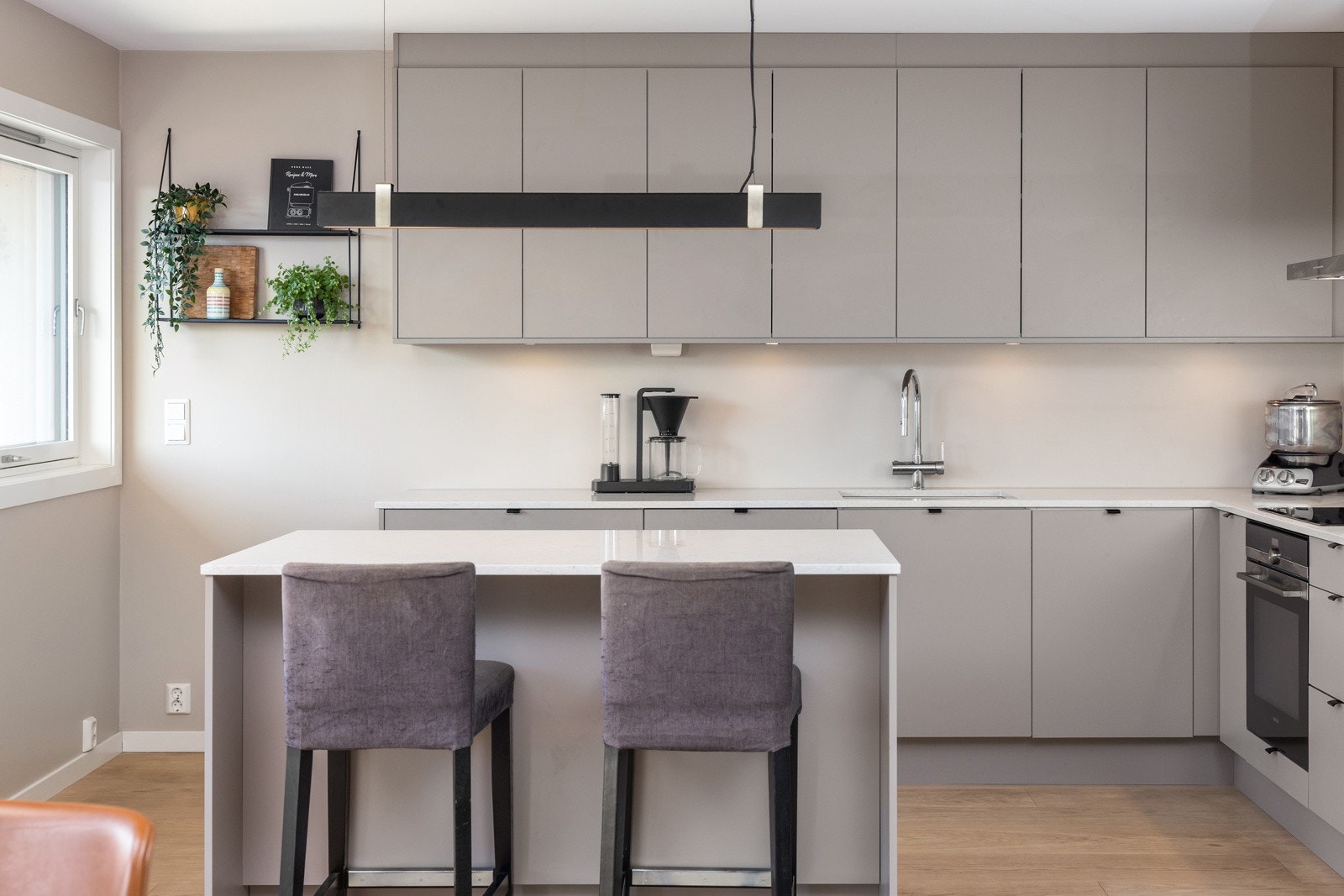 - Praktisk kjøkkenøy med barløsning som gir et naturlig skille mellom stue og kjøkken - Galleribilde