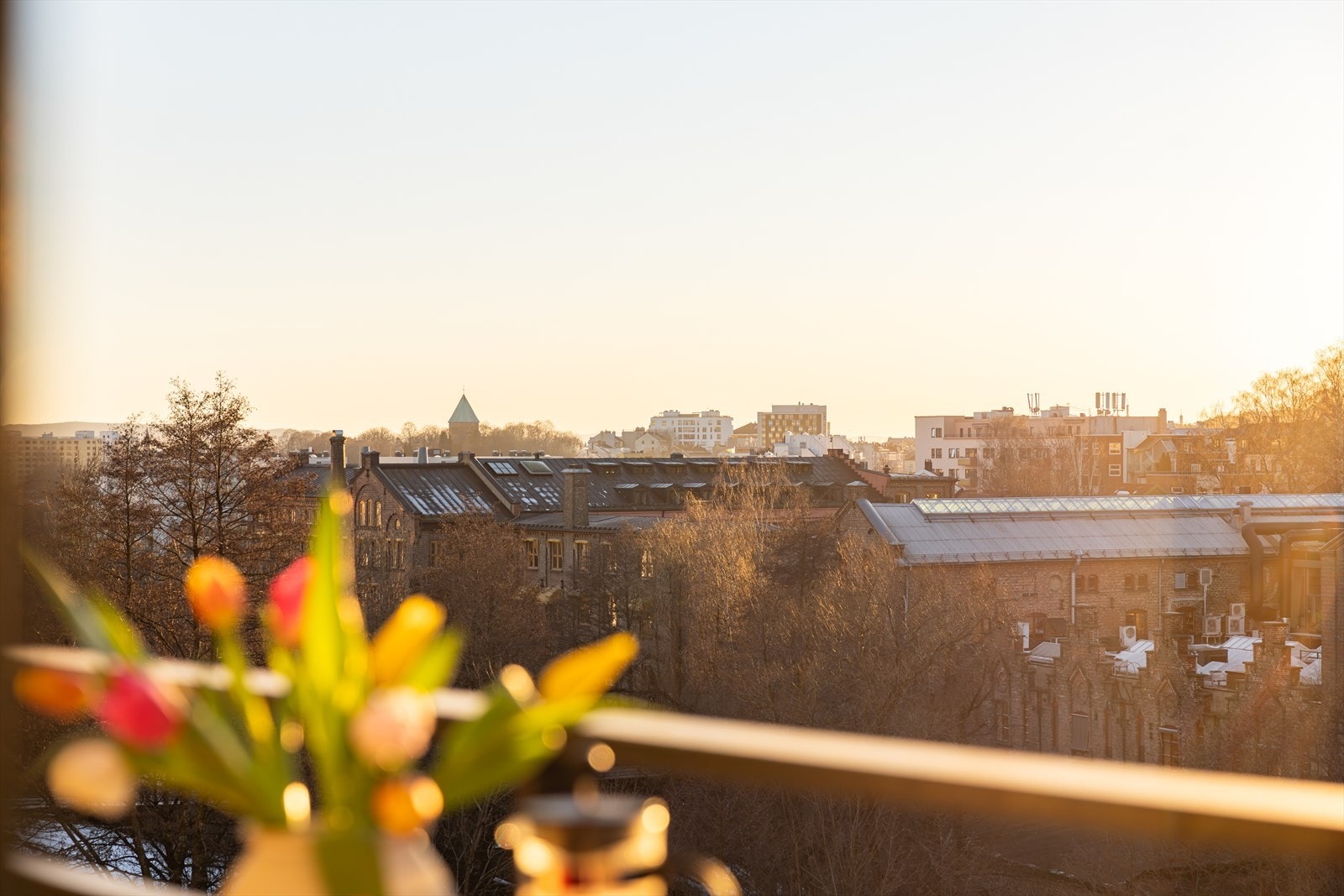 Brannbalkong med herlig utsikt. Bare å glede seg til det blir grønt her! Galleribilde