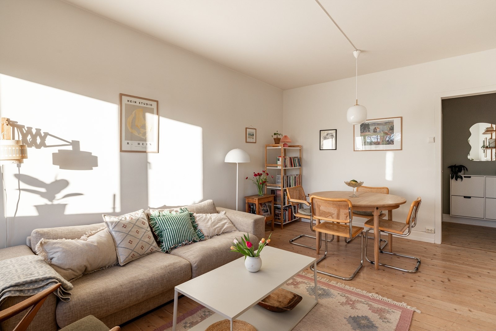 Legg merke til alt det naturlige lyset som skinner inn vinduene. Galleribilde