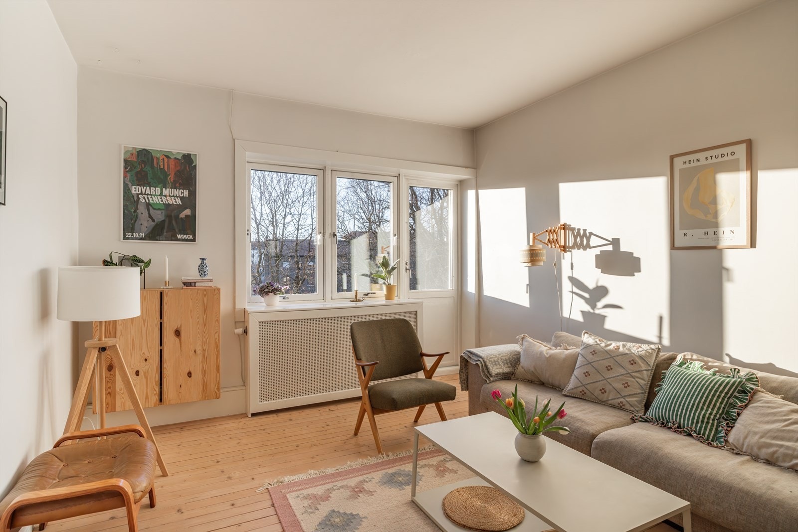 Svært lys og romslig stue med god plass til både sofagruppe og spisebord. Galleribilde