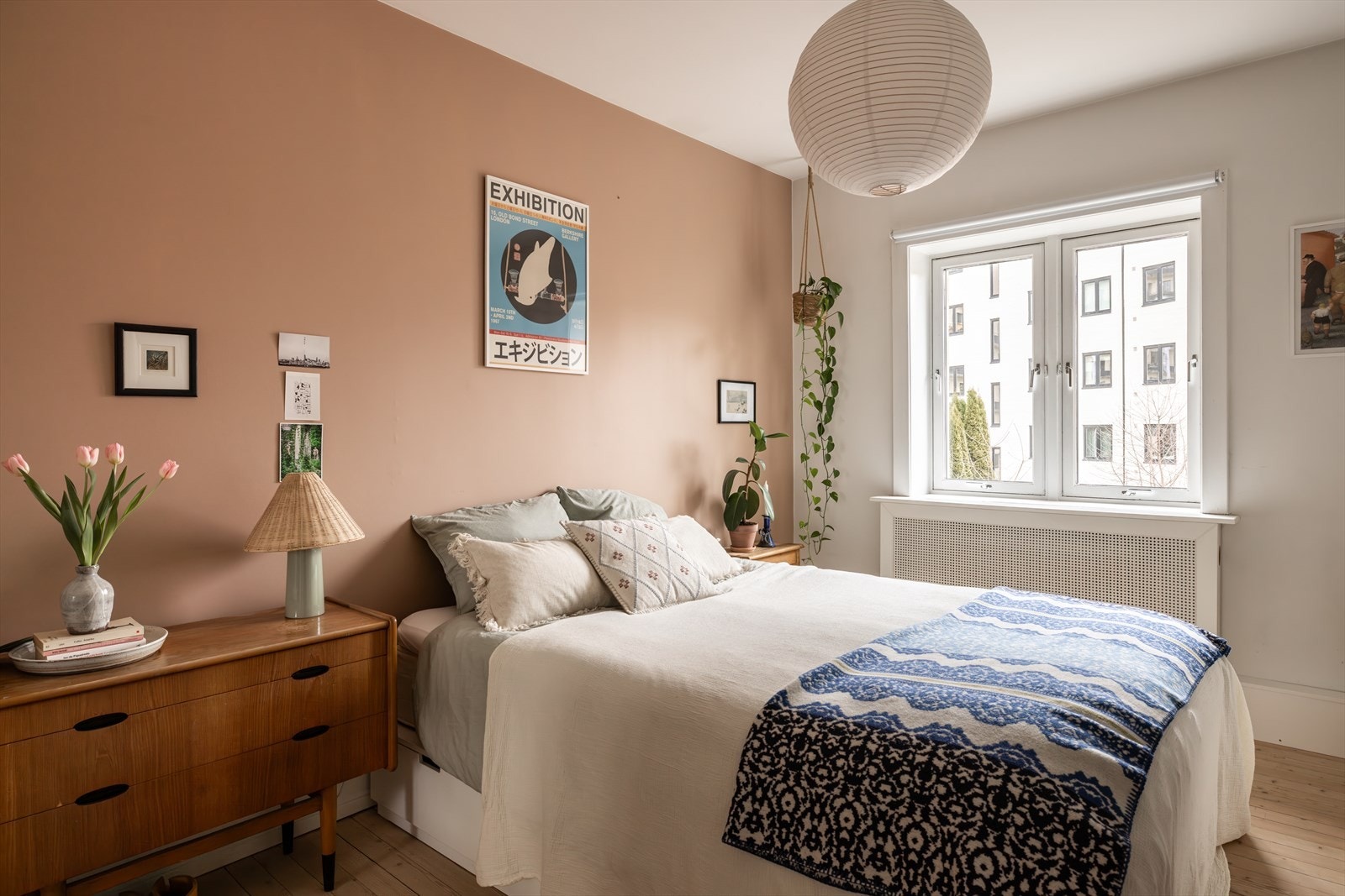 God plass til bred dobbeltseng og nattbord. Galleribilde