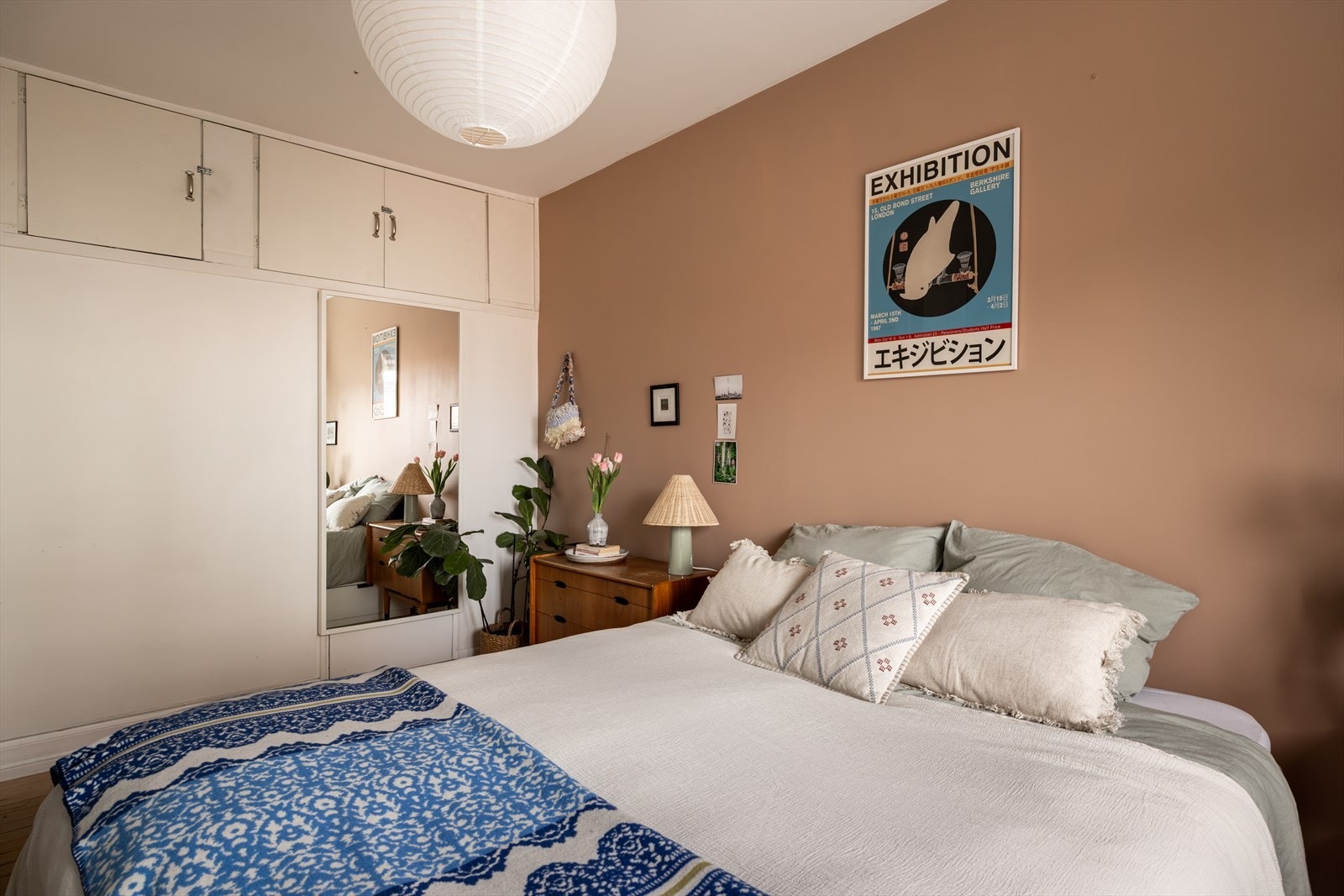 Originale garderobeskap, til venstre i bildet. Galleribilde