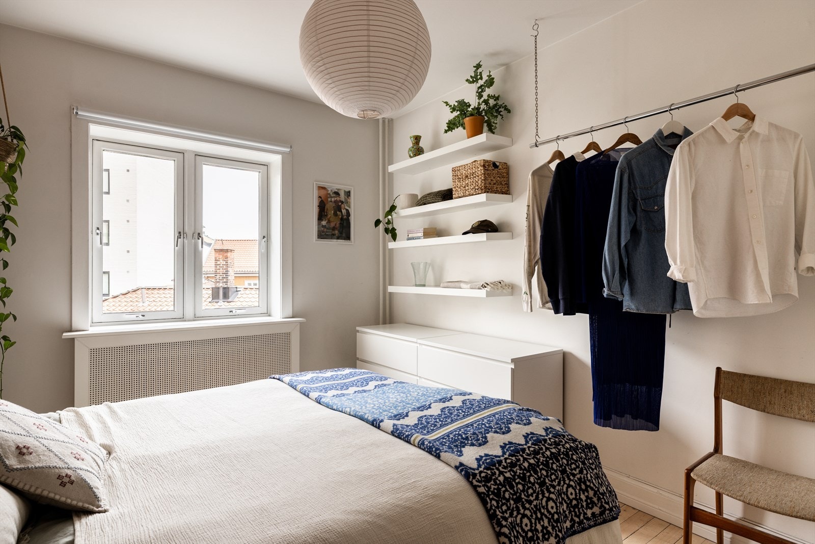 Stort vindu som vender mot indre gårdsrom. Legg merke til den stilige garderobeløsningen. Galleribilde