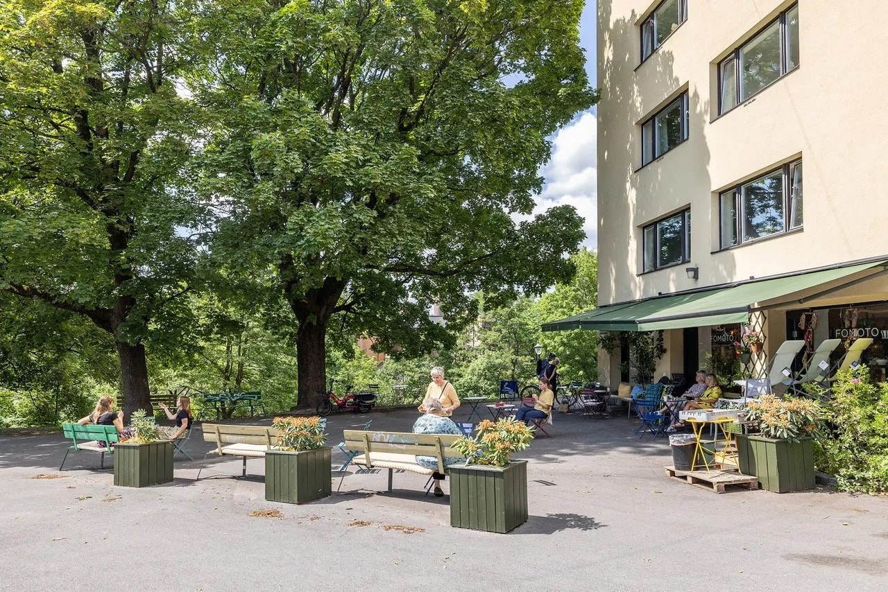 På hjørnet av bygården finner man en utrolig hyggelig, liten nabolagskafé og butikk. Galleribilde