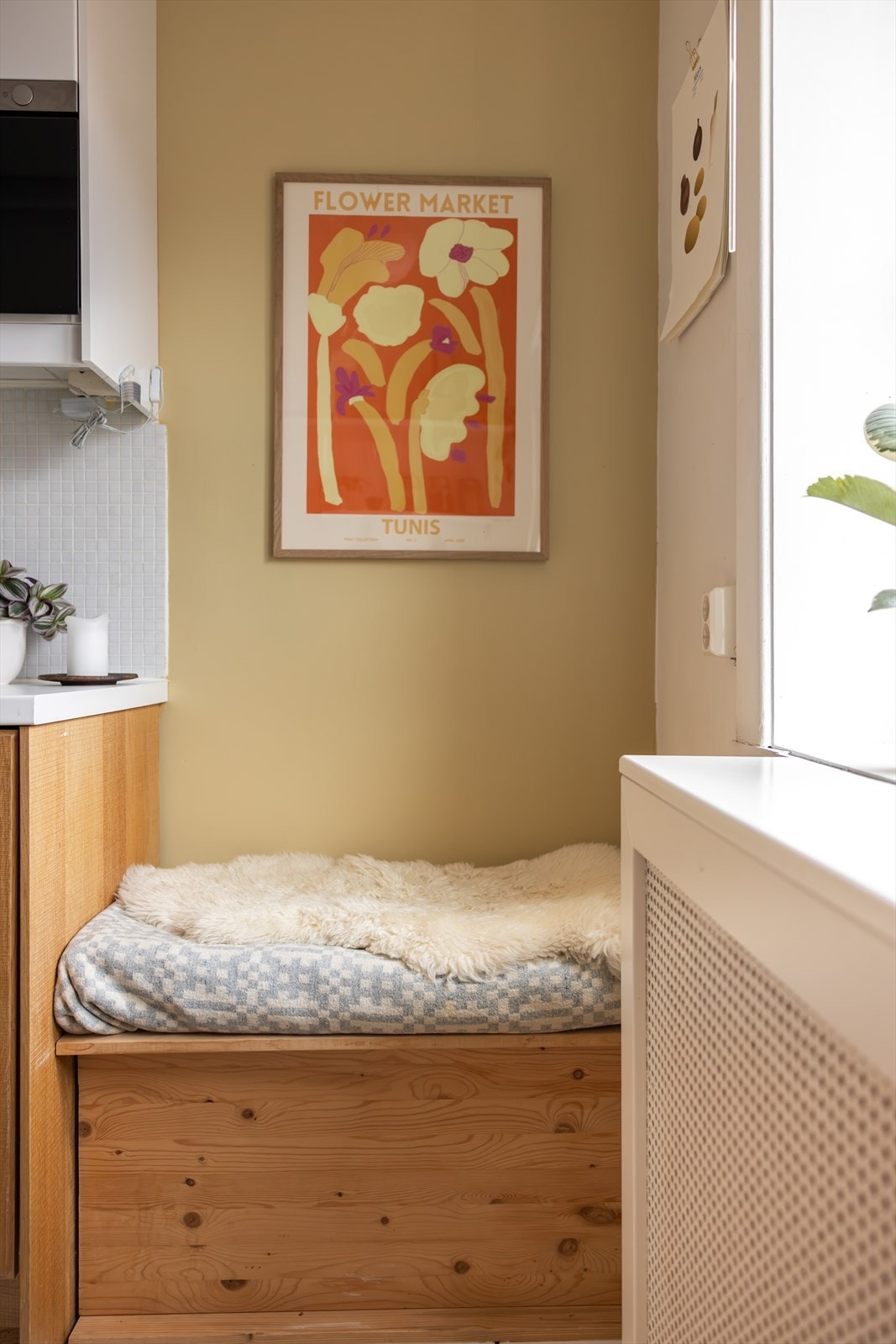 Utrolig hyggelig krok på kjøkkenet der man kan nyte morgensolen og utsikt mot indre gårdsrom. Galleribilde