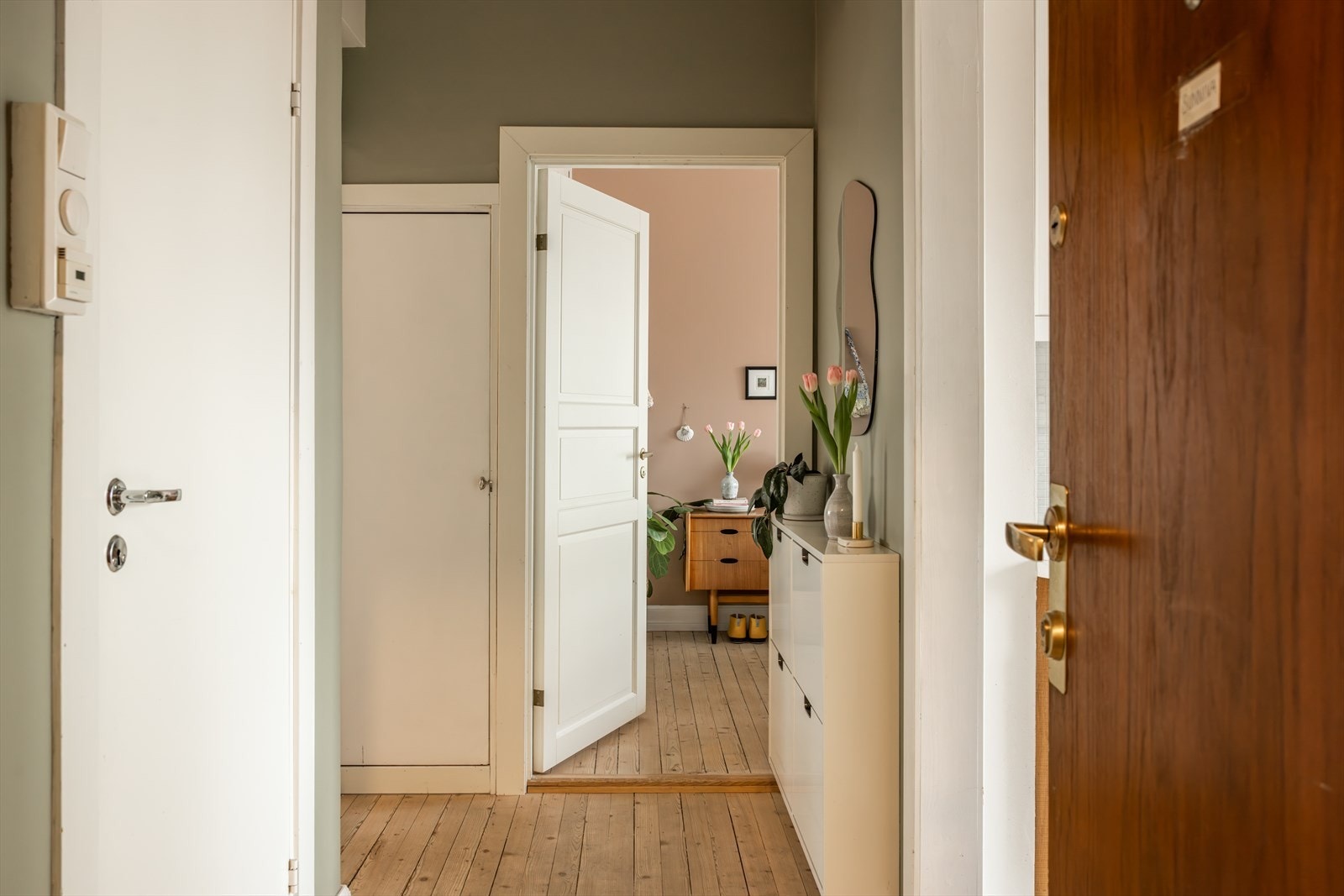 Praktisk gang med inngang til alle rom. Godt med oppbevaringsmuligheter i innvendig kott, samt plass til knagger og skoskap. Galleribilde