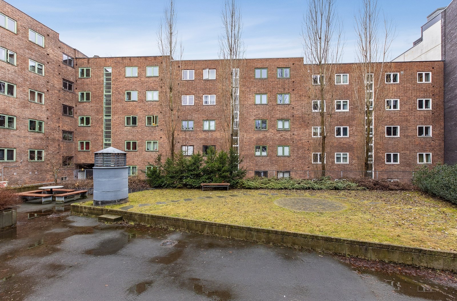 Det er mange fine og kjente grøntområder i nærheten. Botanisk Hage er områdets fineste park. Populære Ola Narr /Tøyenparken ligger rett ved leiligheten. Kort vei også til Sofienbergparken Galleribilde