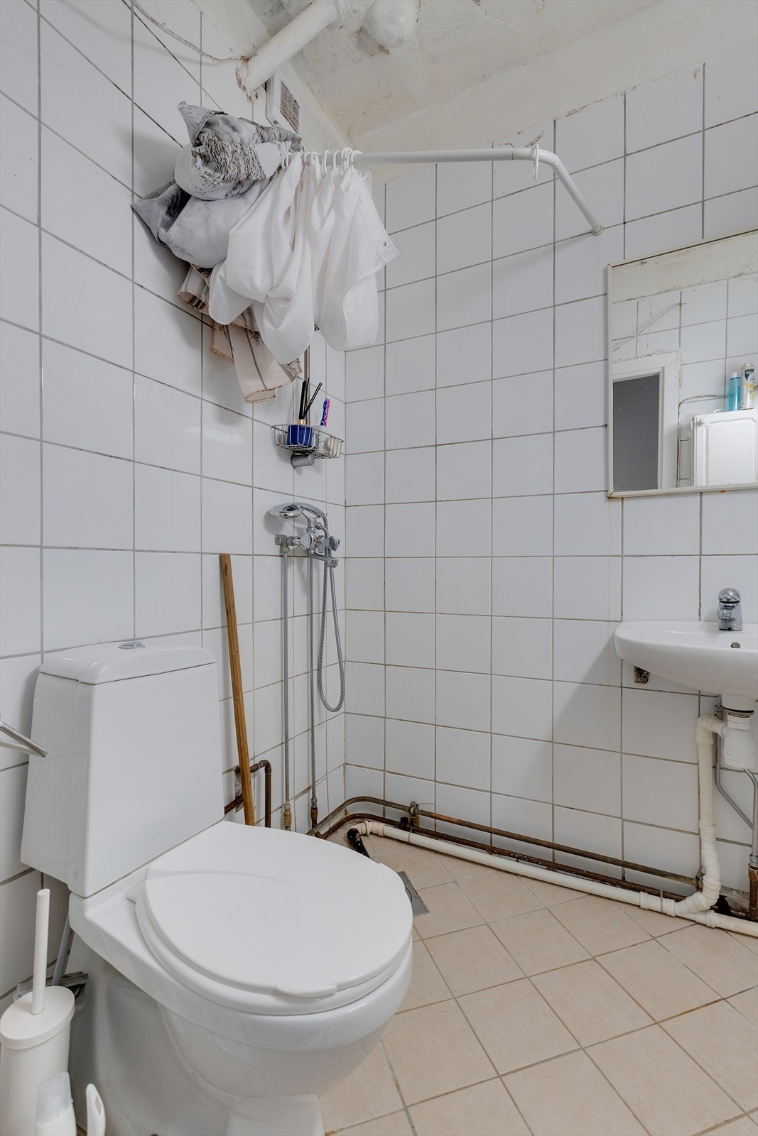 Baderom. Opplegg for oppvaskmaskin i kott i gangen Galleribilde