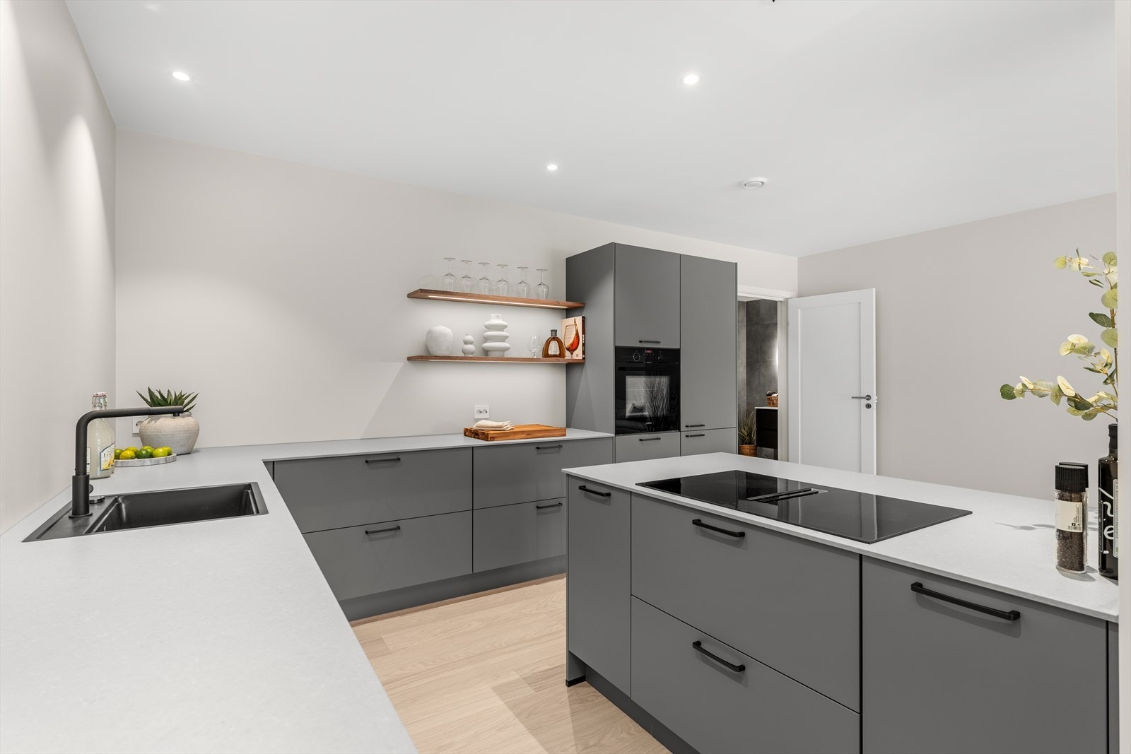 Integrerte hvitevarer og rikelig med benkeplass Galleribilde