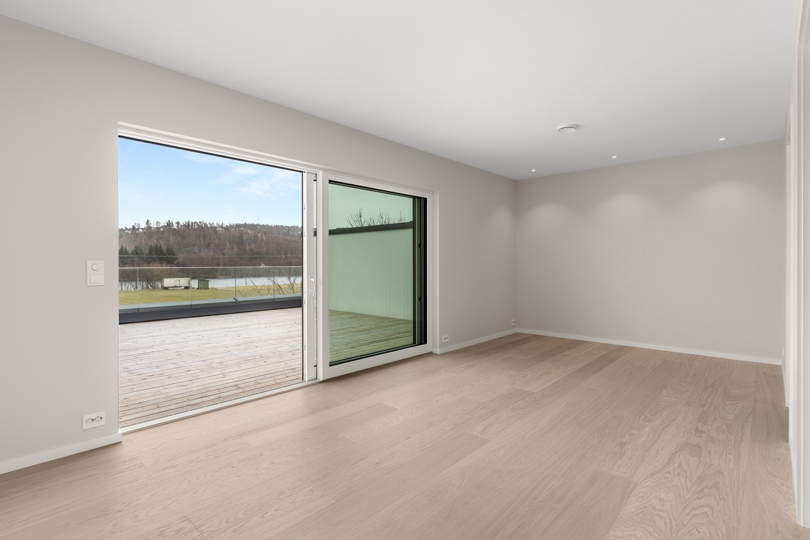 samt direkte utgang til stor terrasse med flott utsikt mot Mandalselva Galleribilde