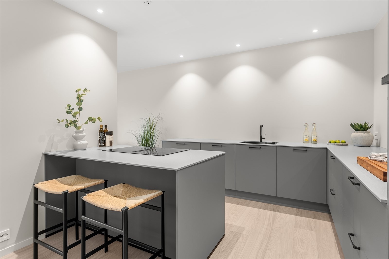 Romslig kjøkken med praktisk kjøkkenøy Galleribilde