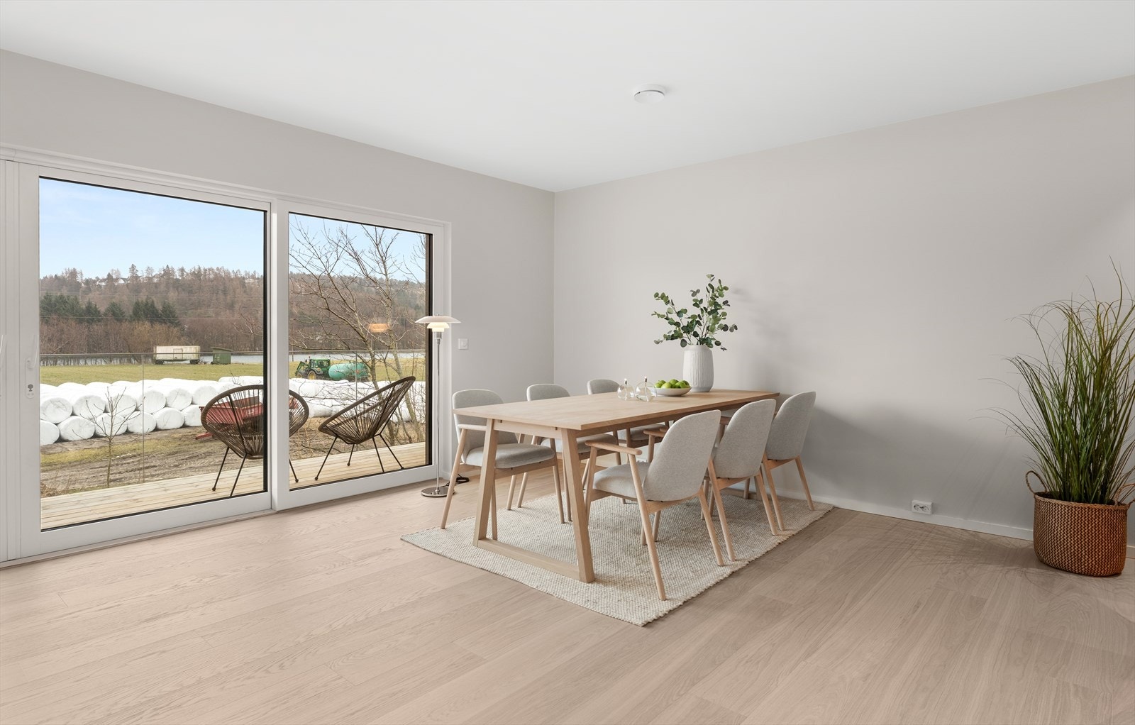 og direkte utgang til balkong via skyvedører Galleribilde