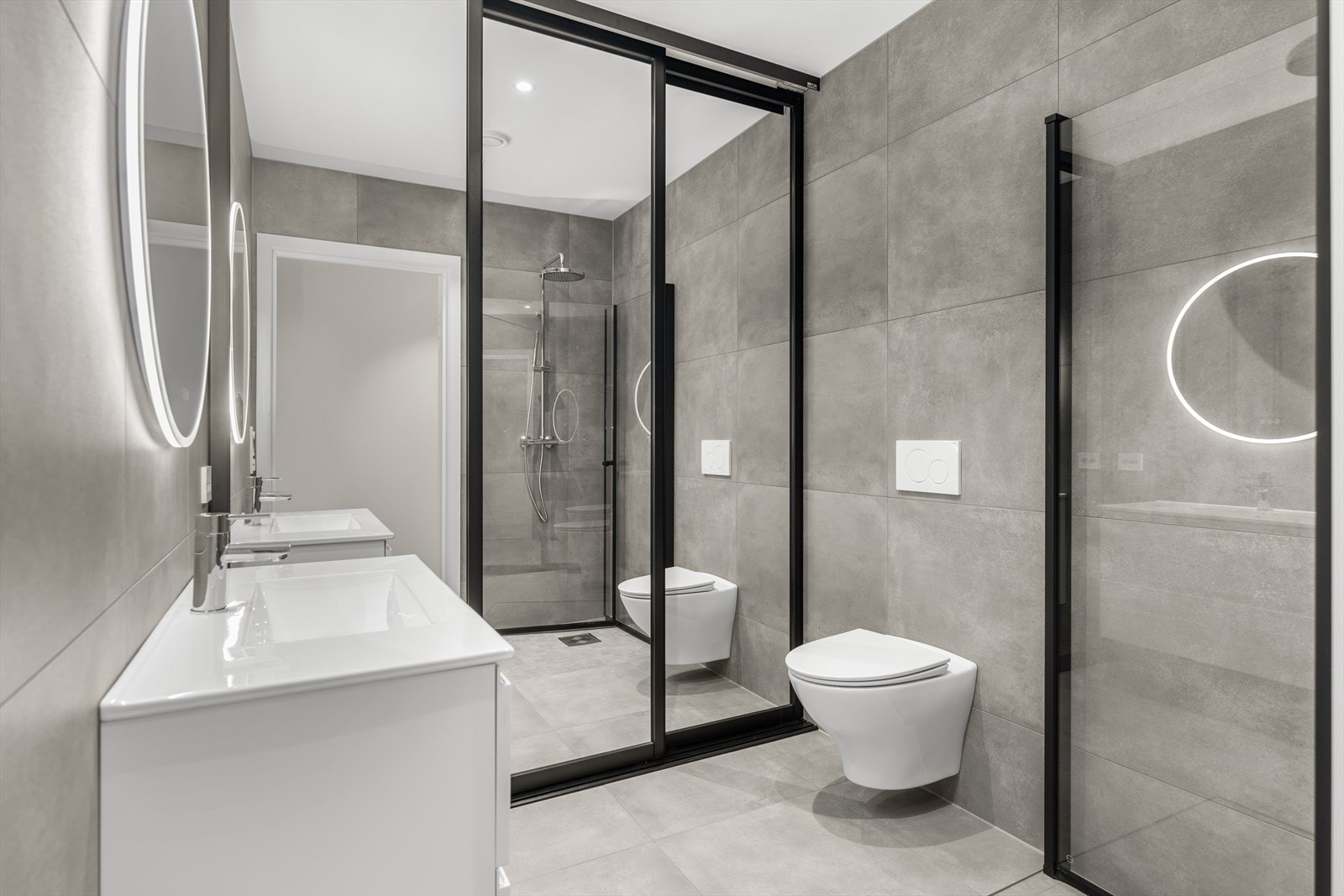 Baderom 1.etg med opplegg for vaskemaskin bak skyvedørene Galleribilde