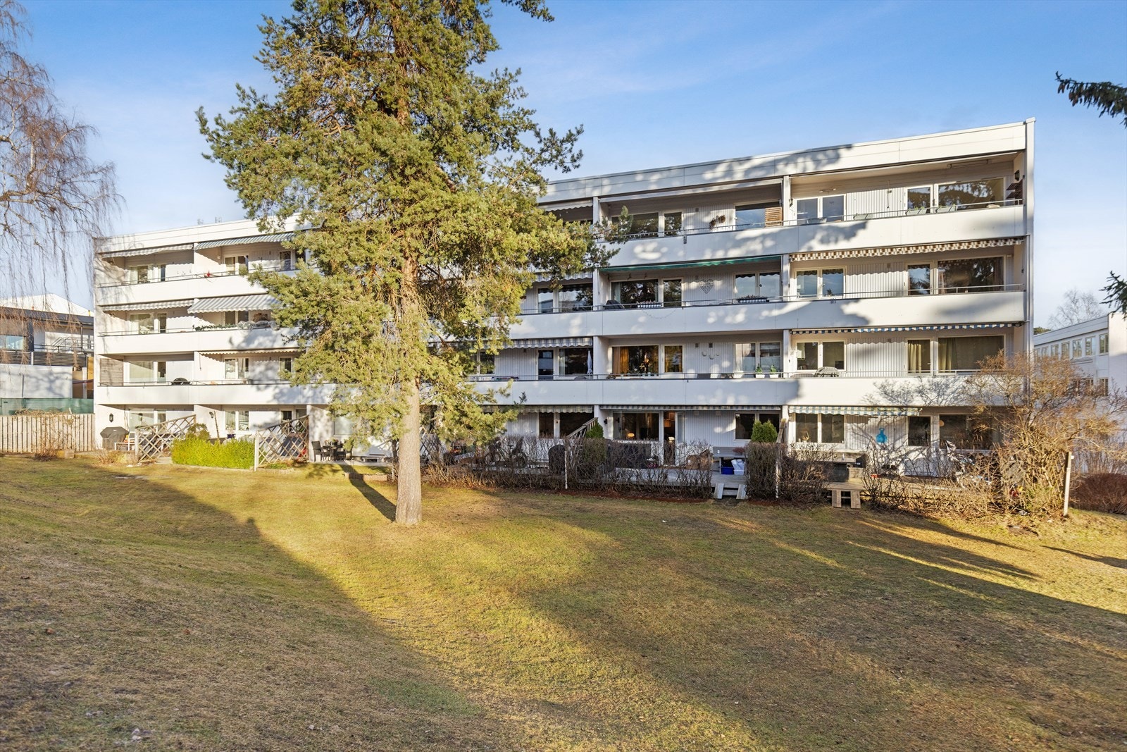 En lys og pen 4-roms topp/-endeleilighet med fjordutsikt, vestvendt balkong og garasjeplass. Galleribilde