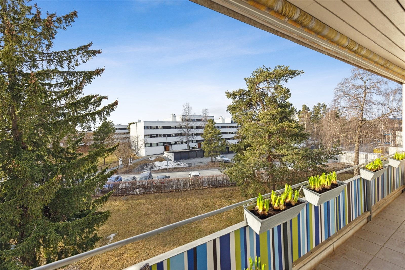 Utsyn fra balkong. Galleribilde