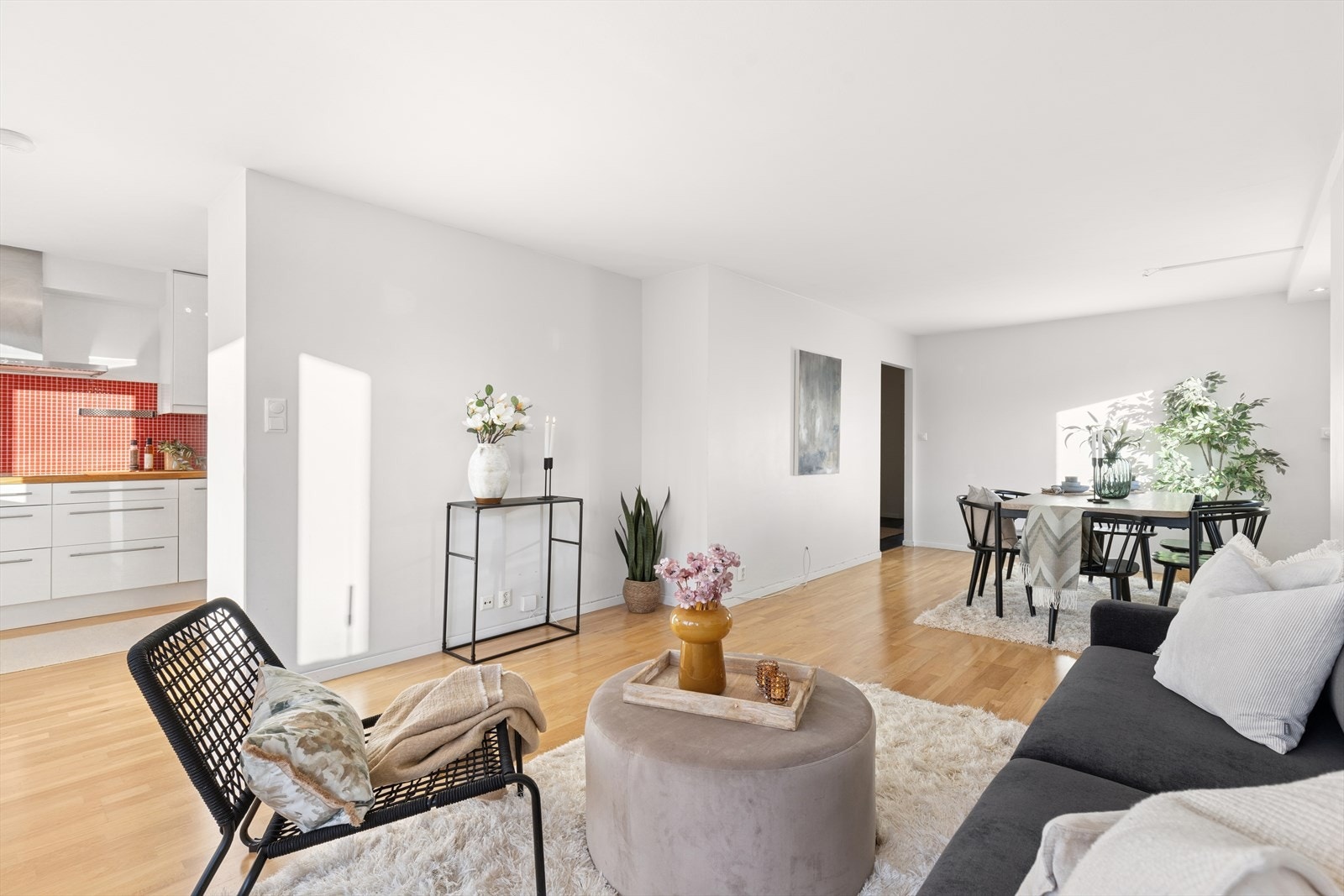 Plass til spisestuemøblement og sofagruppe. Galleribilde