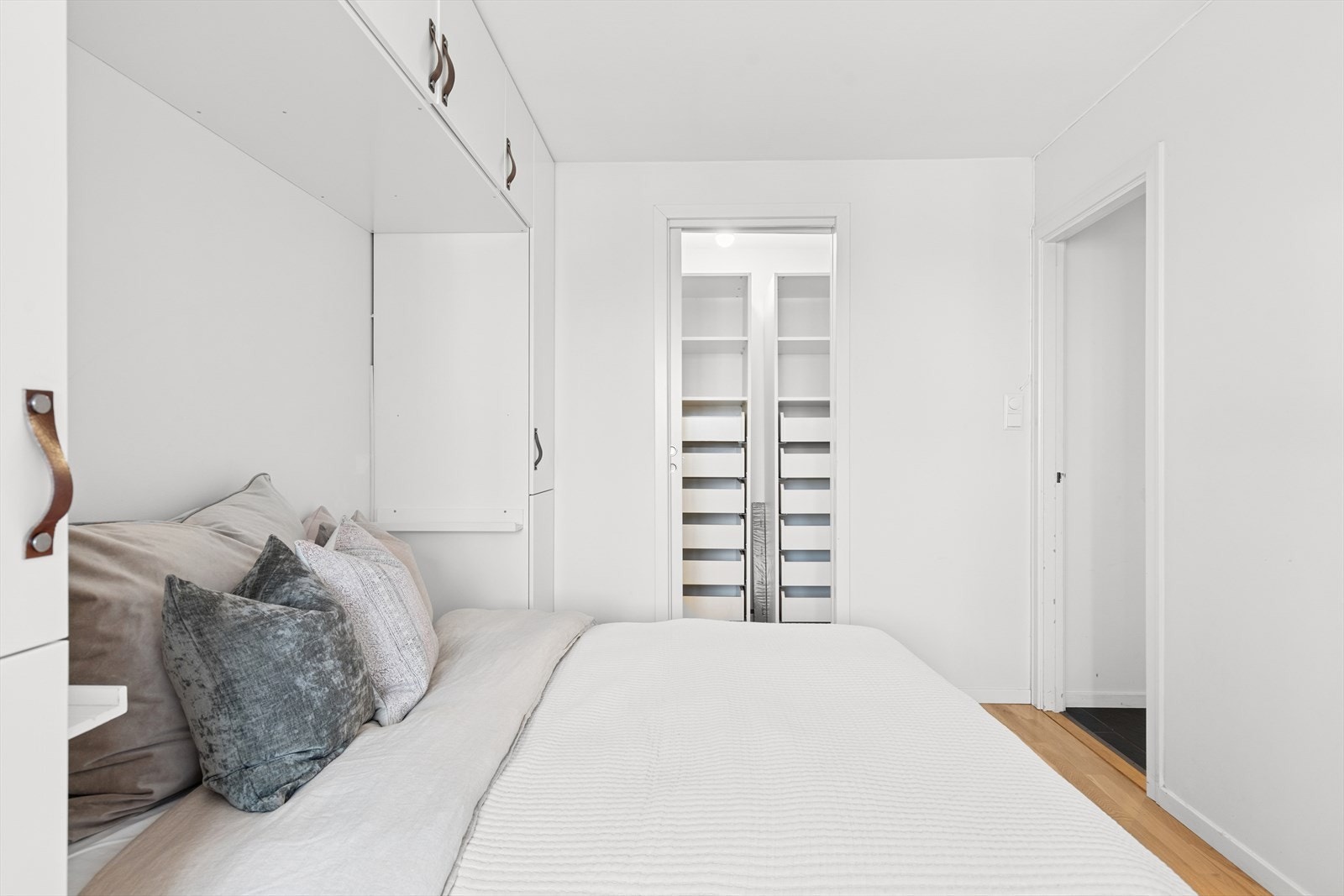 Hovedsoverommet har, i tillegg til plassbygd garderobeløsning, også tilgang til eget omkledningsrom. Galleribilde
