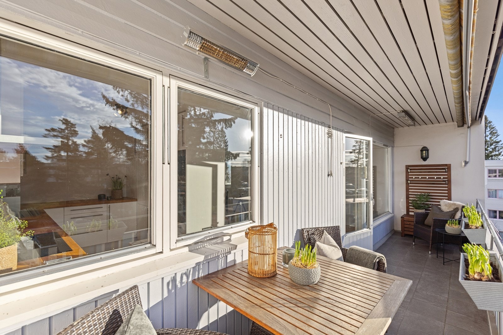 Balkongen er utstyrt med markise, belysning og varmelamper. Galleribilde