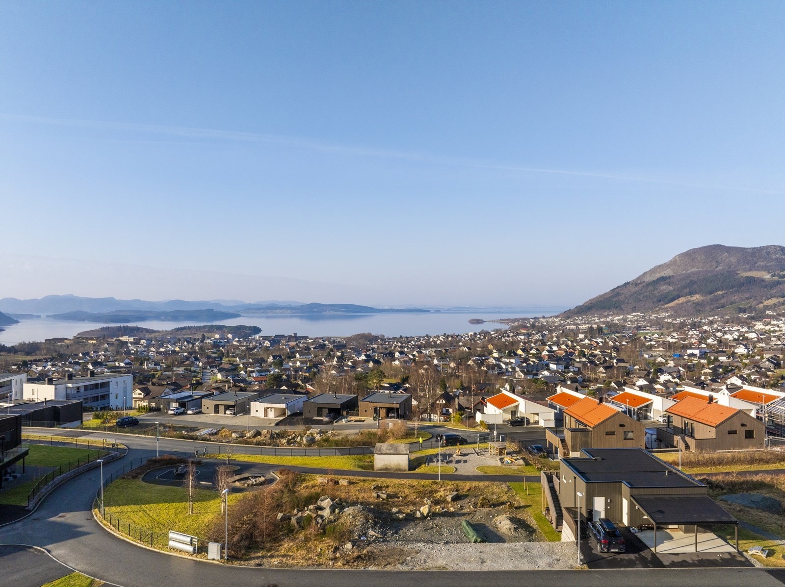 Skarbekken er et meget barnevennlig og rolig boligområde med flere kjekke lekeplasser og barnehage få skritt unna. Galleribilde