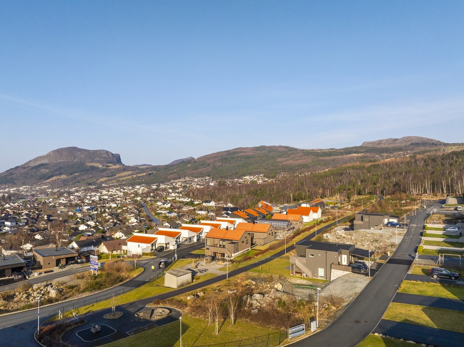 Tomtene ligger i populære Skarbekken, et nyere boligfelt oppi høyden over Jørpeland og tett på naturen. Galleribilde
