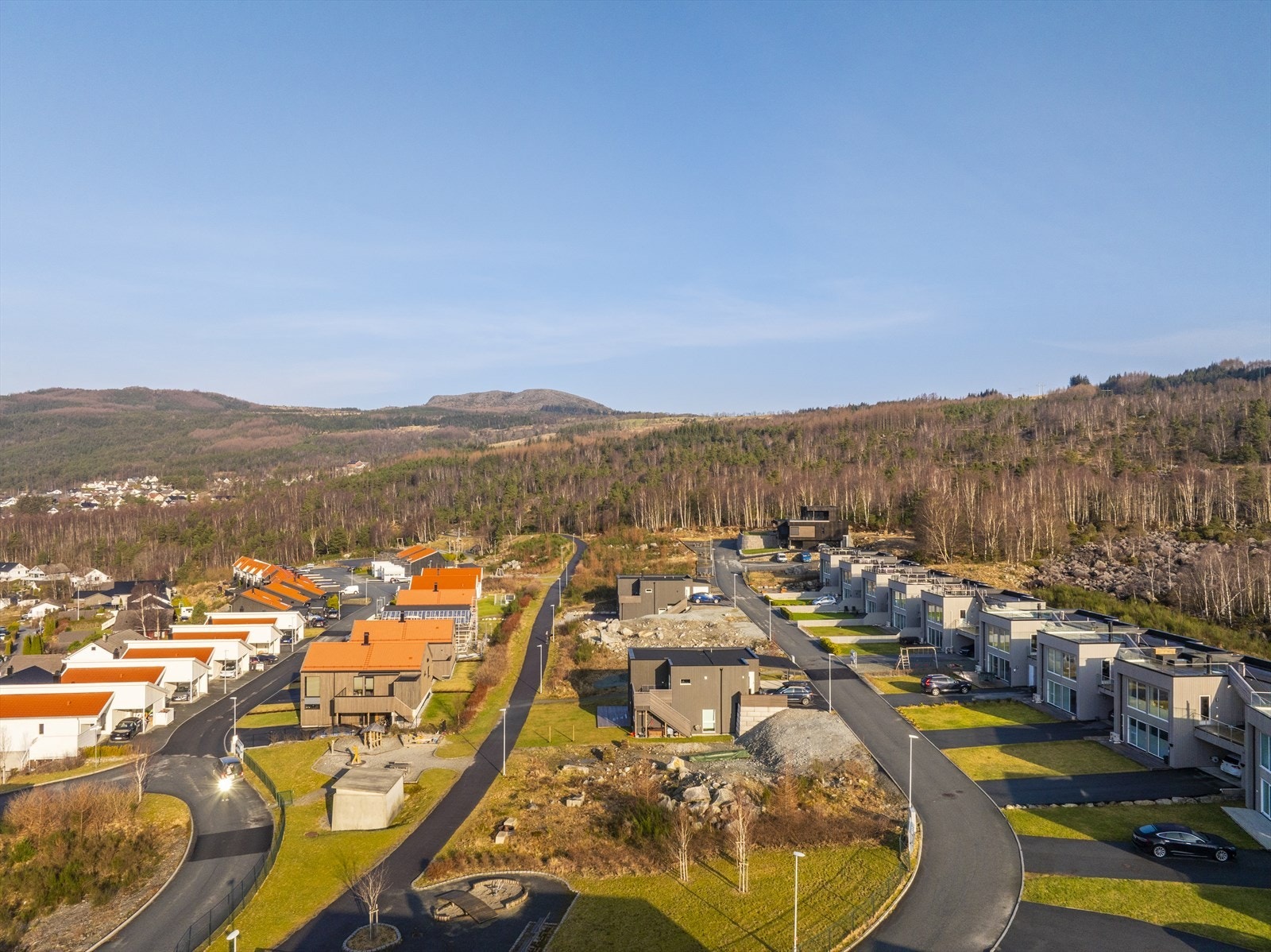 Tomtene har utnyttelsesgrad på 120kvm BYA med maksimal gesimshøyde 10m og maksimal mønehøyde 6,5m. Galleribilde