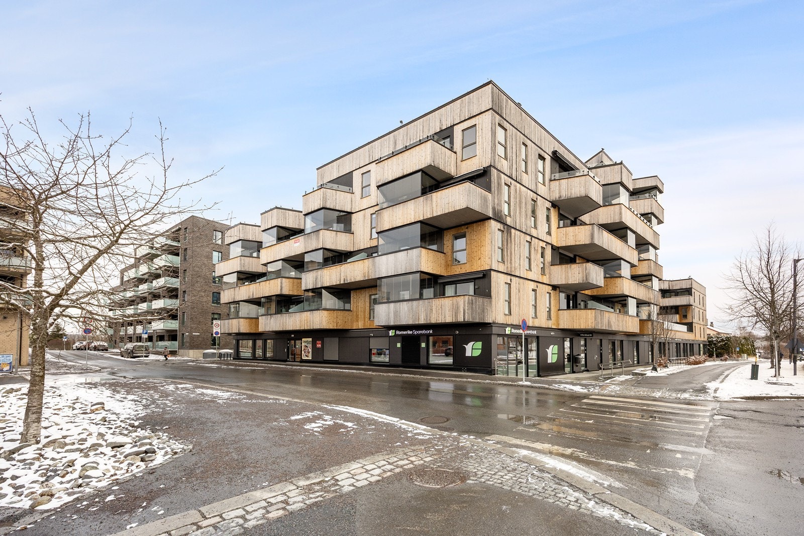 Like utenfor døren finner man flere matbutikker, spisesteder, apotek m.m. Galleribilde