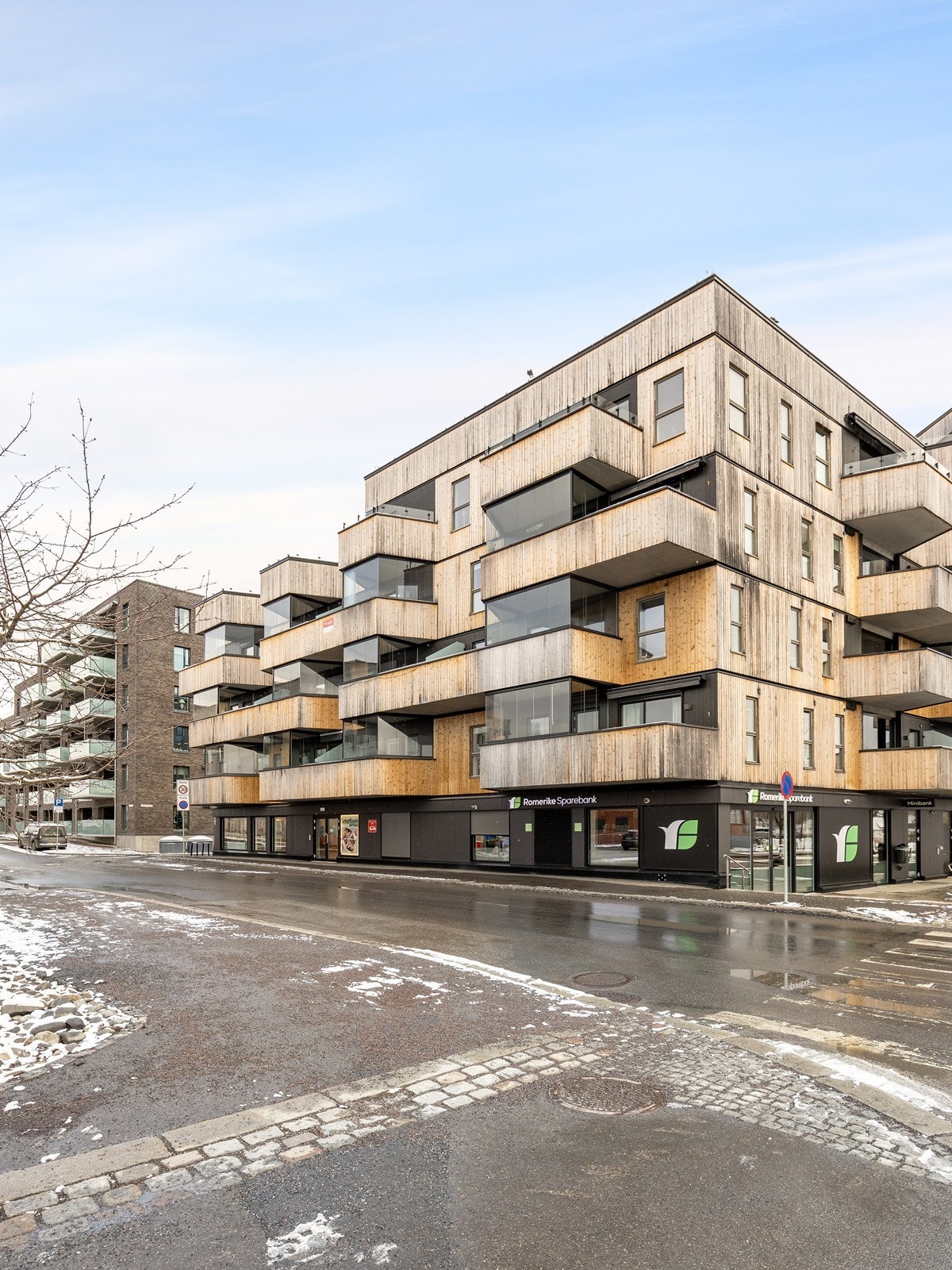Det er kort vei til kollektivtransport med tog og buss. Galleribilde